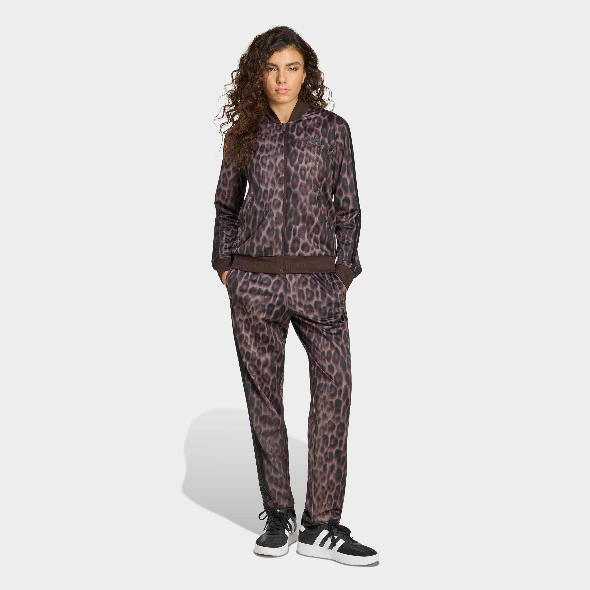adidas Sportswear Trainingsanzug »ESSENTIALS 3-STREIFEN ANIMAL AOP« 2 tlg. mit durchgehendem Reissverschluss, mit Stehkragen, mit Allover-Print