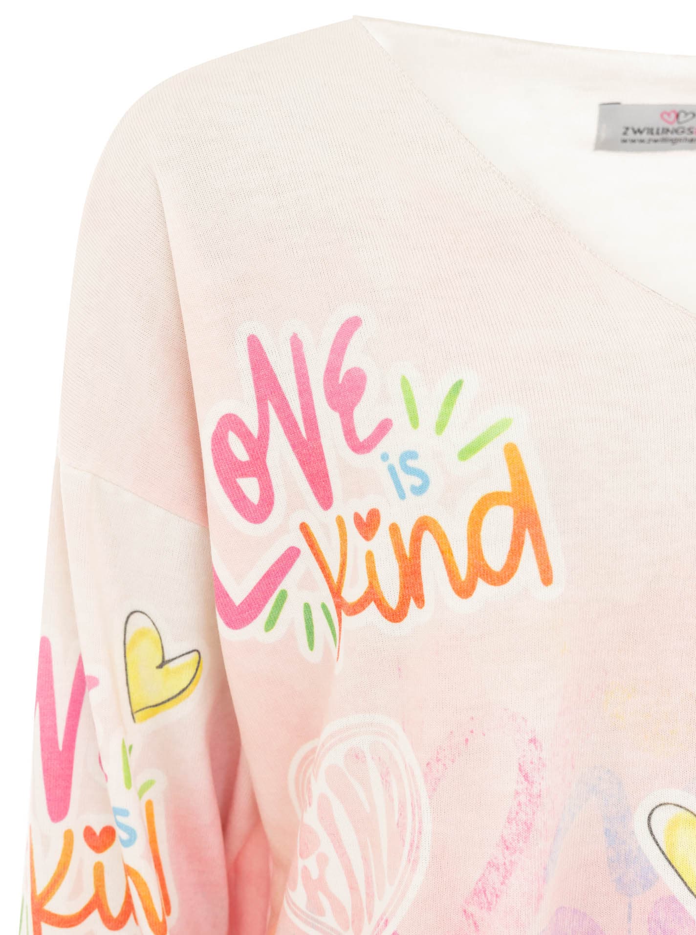 Zwillingsherz Langarmshirt »"Love is Kind"« moderner Schriftzug, V-Neck, leichtes Material