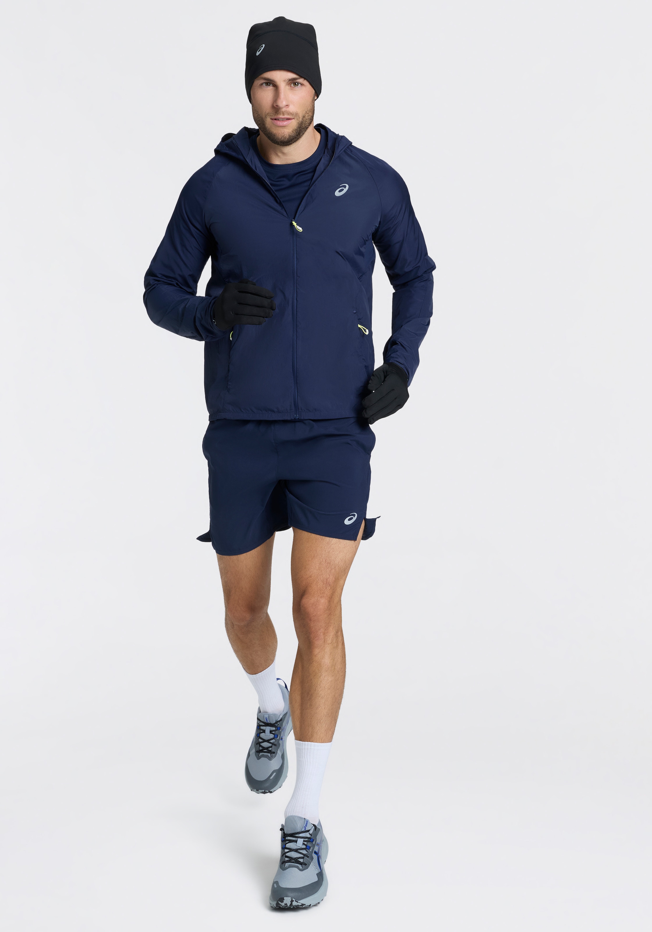 Asics Bonnet »WINTER RUN BEANIE« Réfléchissant, coupe ajustée de soutien, fente pour cheveux à l'arrière