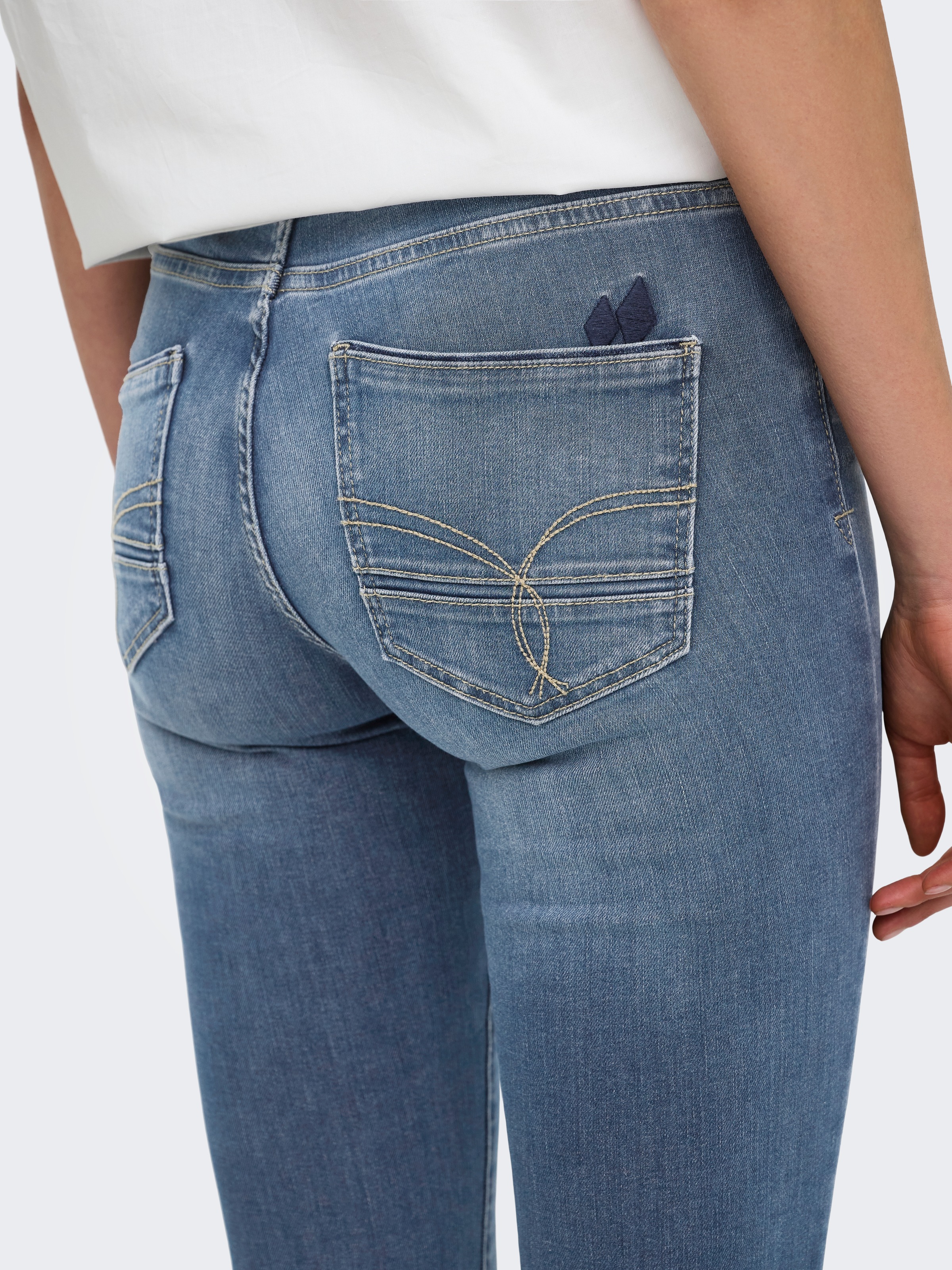 ONLY Jeans skinny »ONLBLUSH MW SK DET DES BACK EMB DNM« mélange de coton, détails destroyed, broderie sur la poche arrière