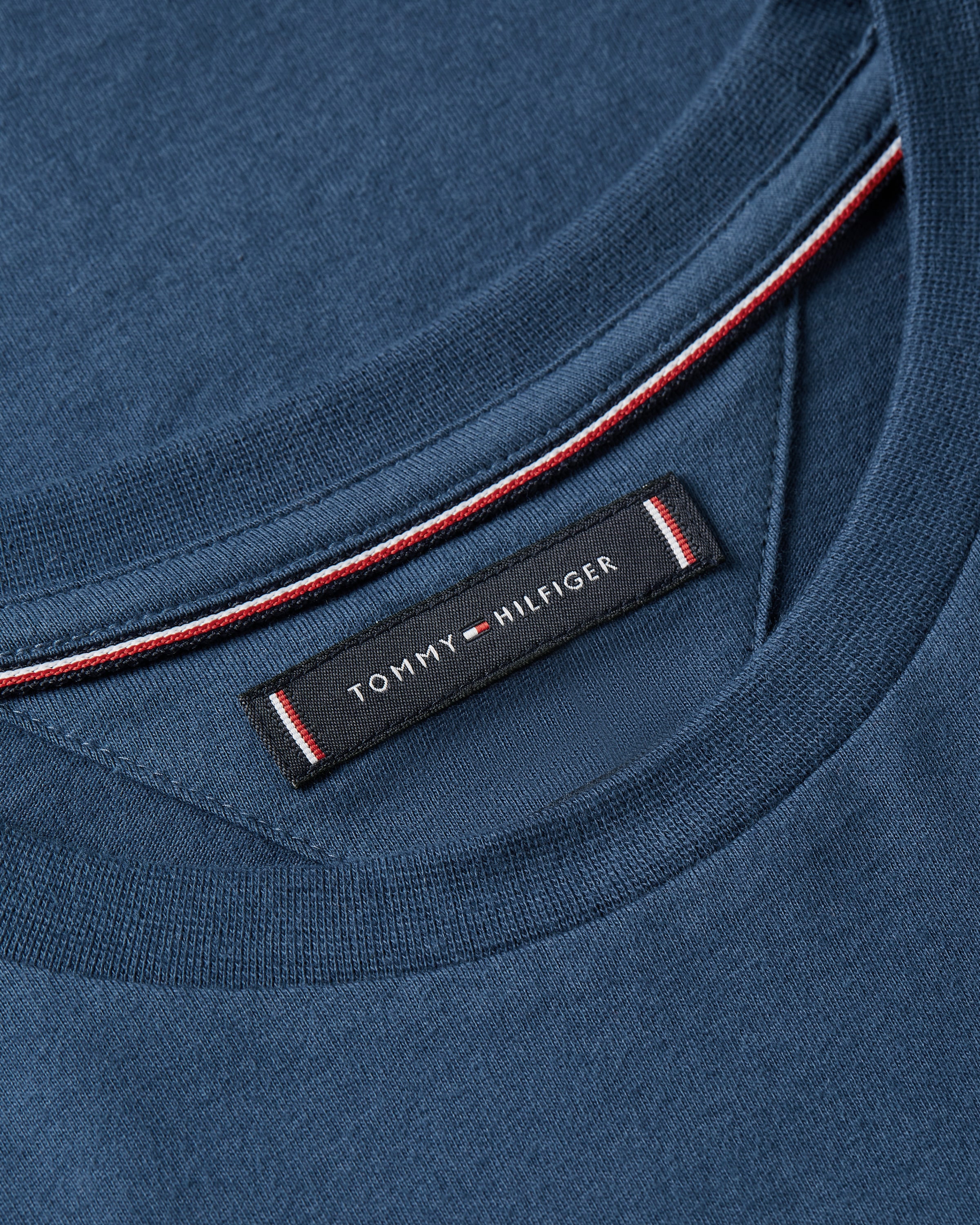 Tommy Hilfiger T-shirt »ESSENTIAL REGULAR FIT SOLID  mit Stickerei« uni, décontracté, coton, col rond