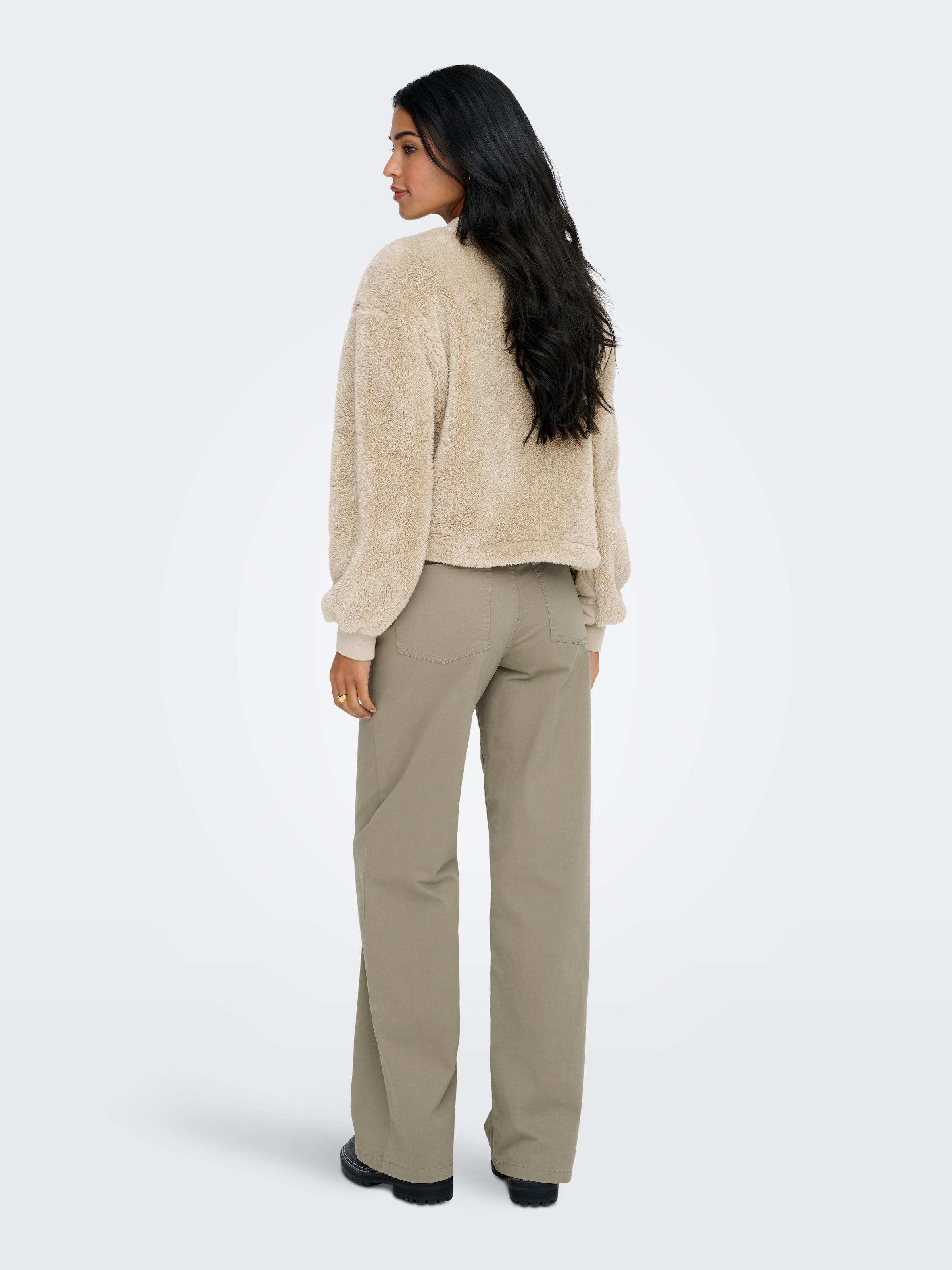 ONLY Veste en peluche »ONLANNA CONTACT LIFE SHORT JACKET CC OTW« Brusttasche mit Reissverschluss