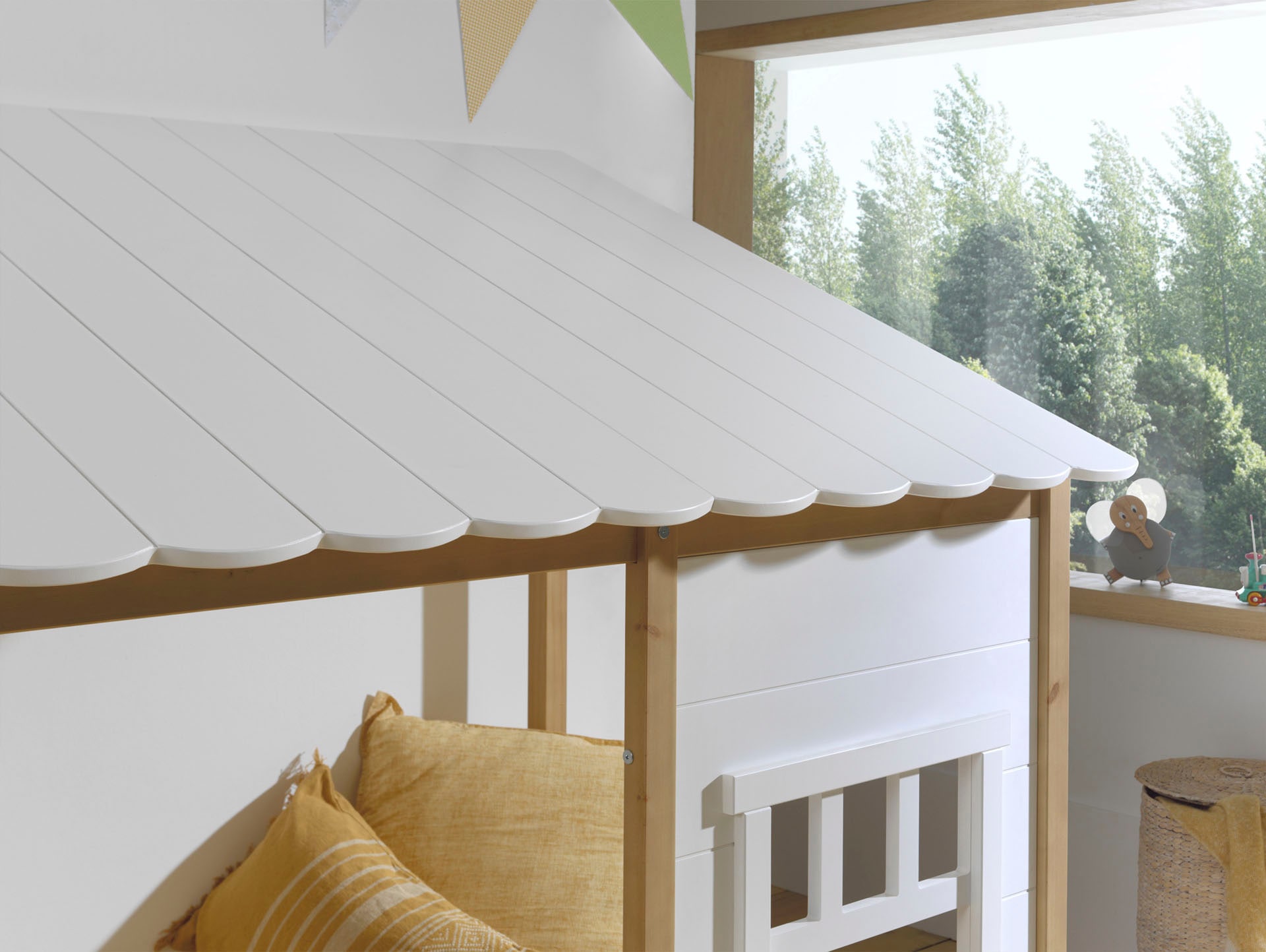 Vipack Kinderbett »Hausbett, aus MDF und Massivholz weiss lackiert mit farblichen Absatz« B/H/T ca. 214,5x174x107,5cm, vorne 2 Fenster, mit Liebe zum Detail,  inkl. Rolllattenrost, wahlweise mit oder ohne Bettschublade auf Rollen