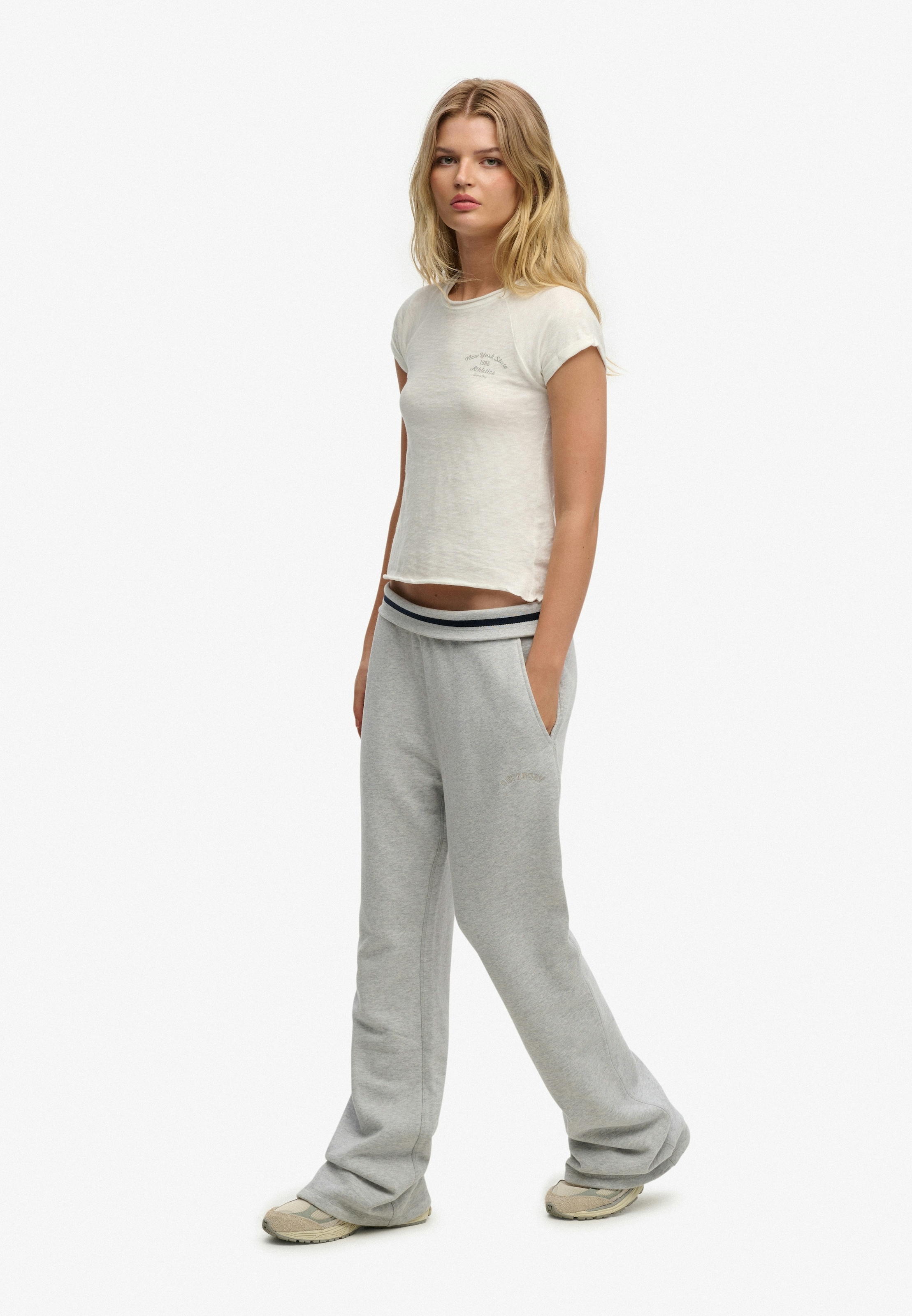 Superdry Sweathose »ESSENTIAL LOGO LR FLARE JOGGER«  Slim Fit, aus Baumwollmischung mit Jersey