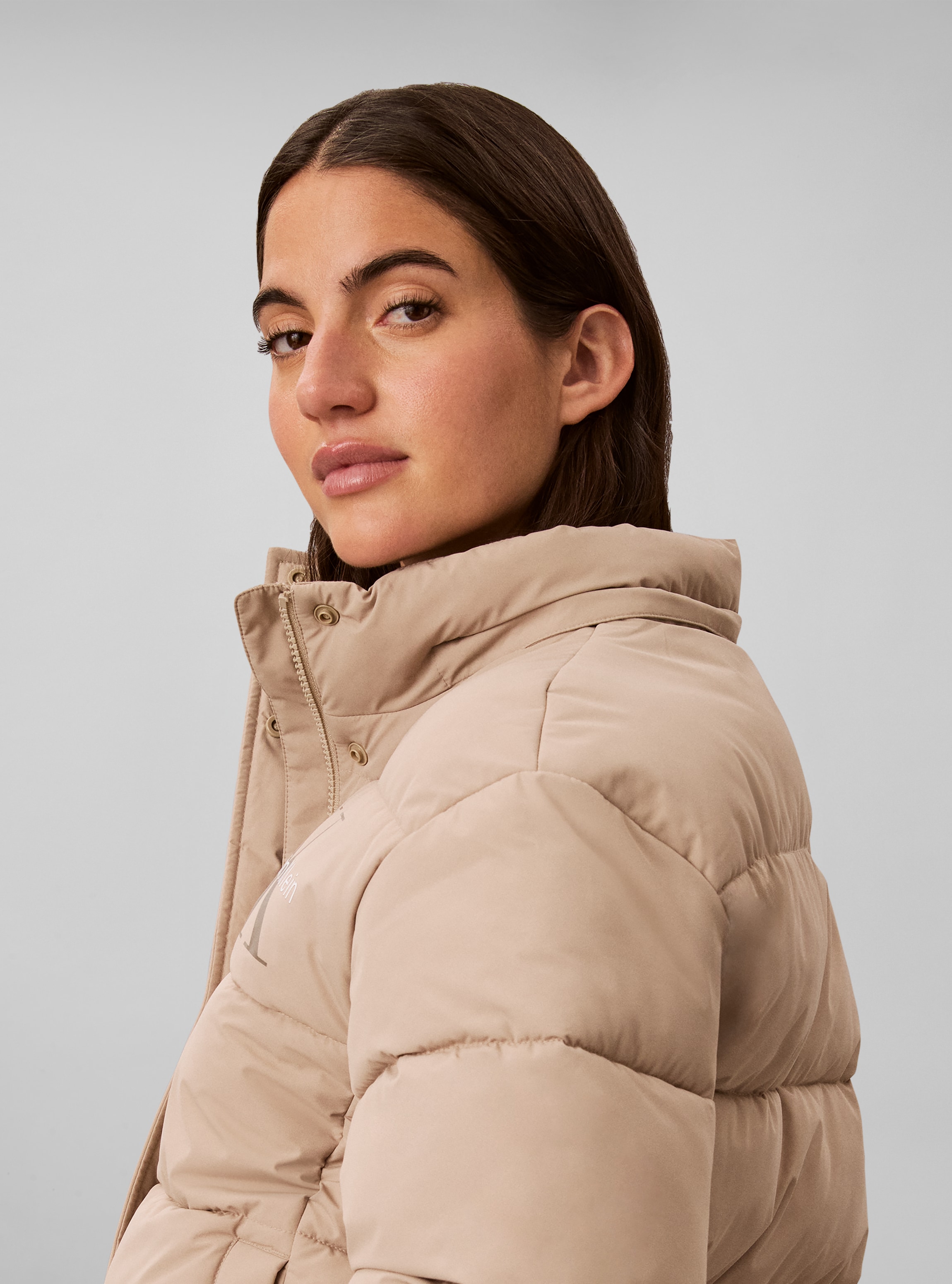 Calvin Klein Jeans Veste matelassée »MATTE MONOLOGO SHORT PUFFER« avec capuche Avec capuche, inscription logo