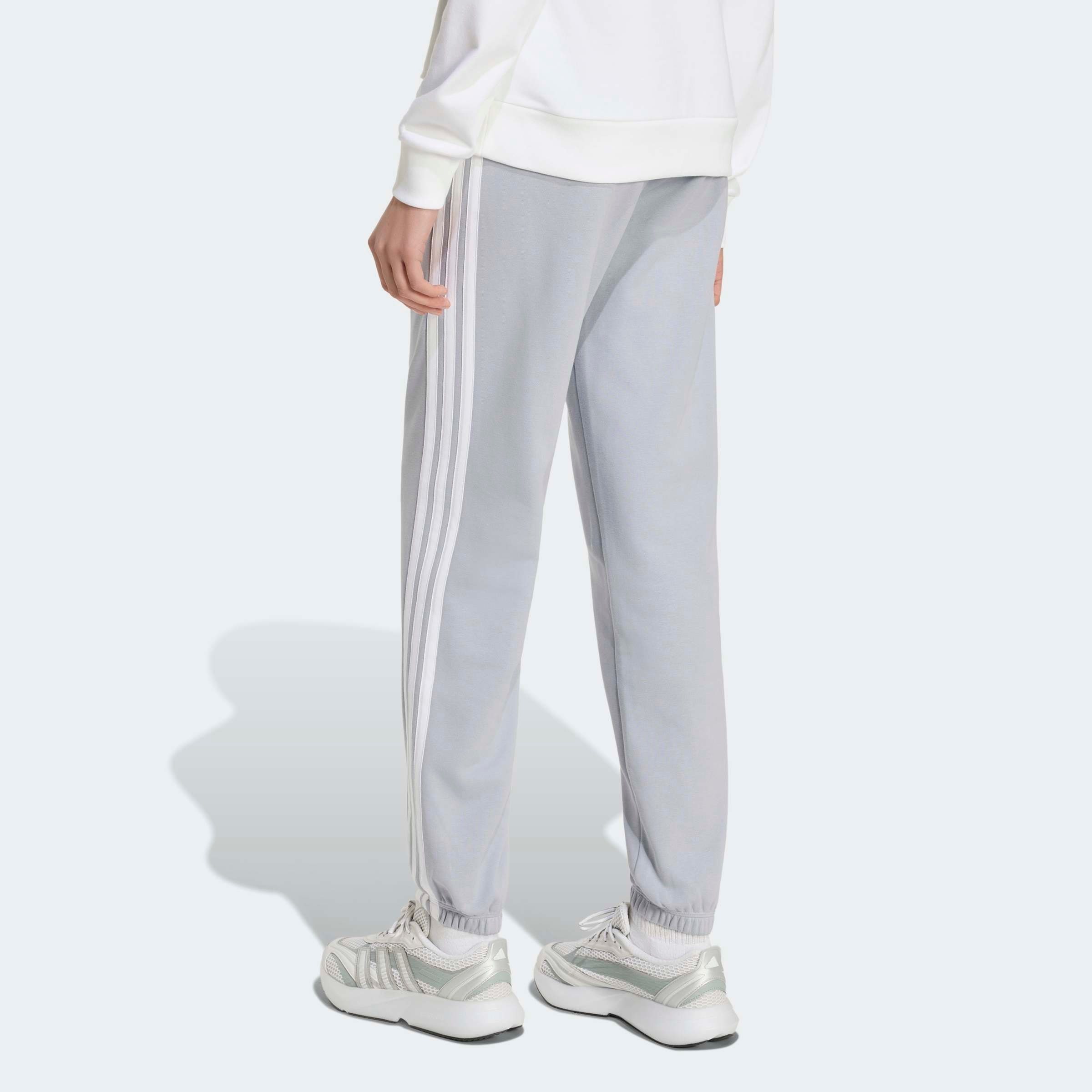 adidas Sportswear Pantalon de sport »ESSENTIALS 3-STREIFEN FRENCH TERRY CUFFED«  Reguläre Passform, mittelhoher Bund, weiches French Terry Material