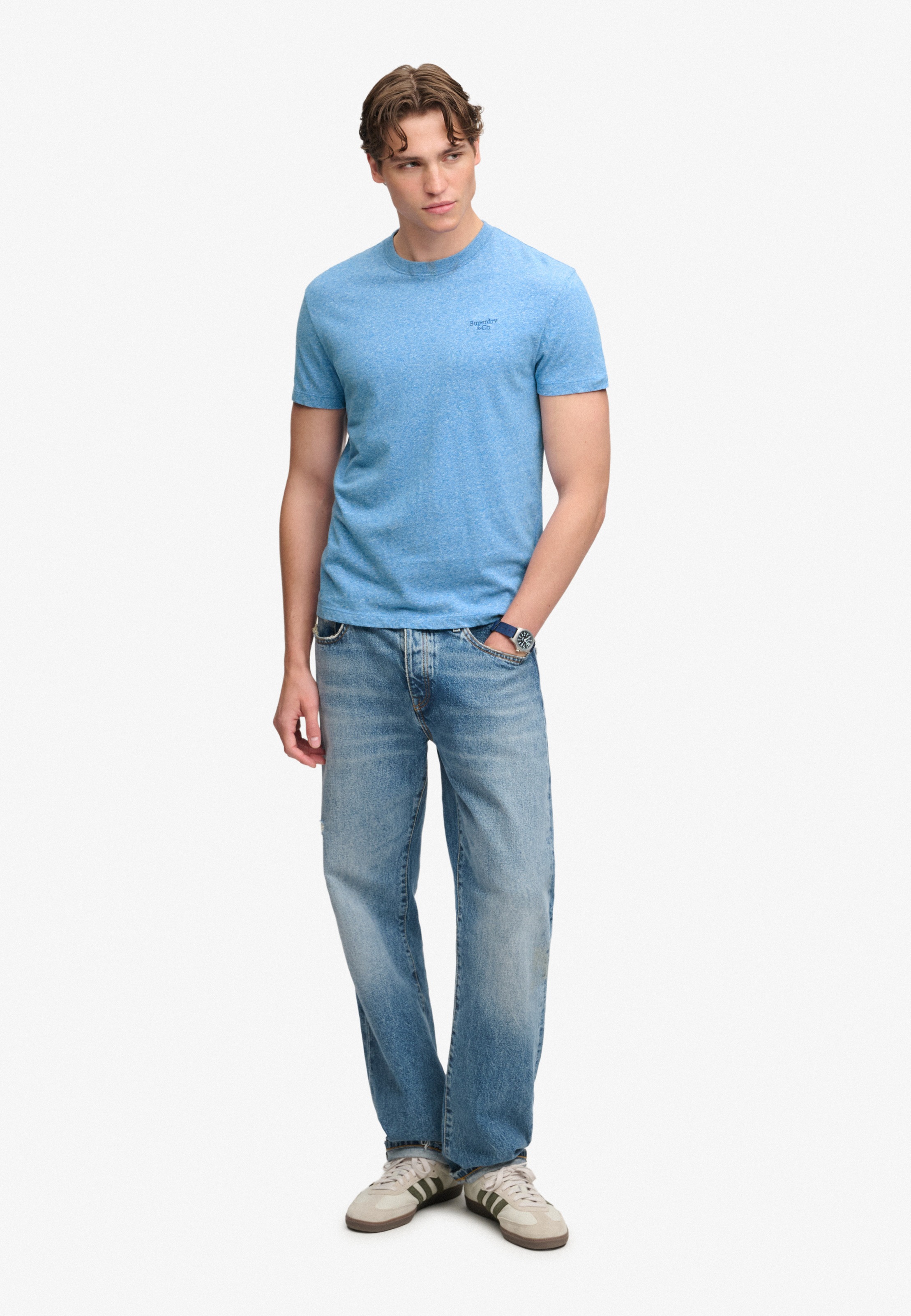 Superdry Shirt à col rond »ESSENTIAL SERIF LOGO EMB TEE« coton, coupe régulière