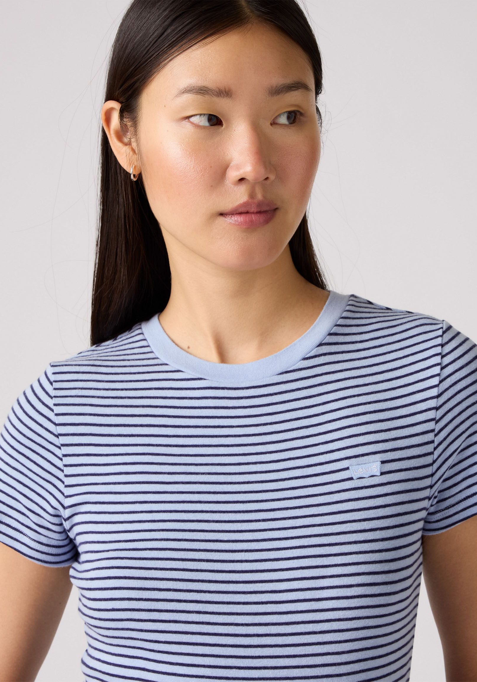 Levi's® T-Shirt »ESSENTIAL HM SS TEE«, Taillierter Schnitt
