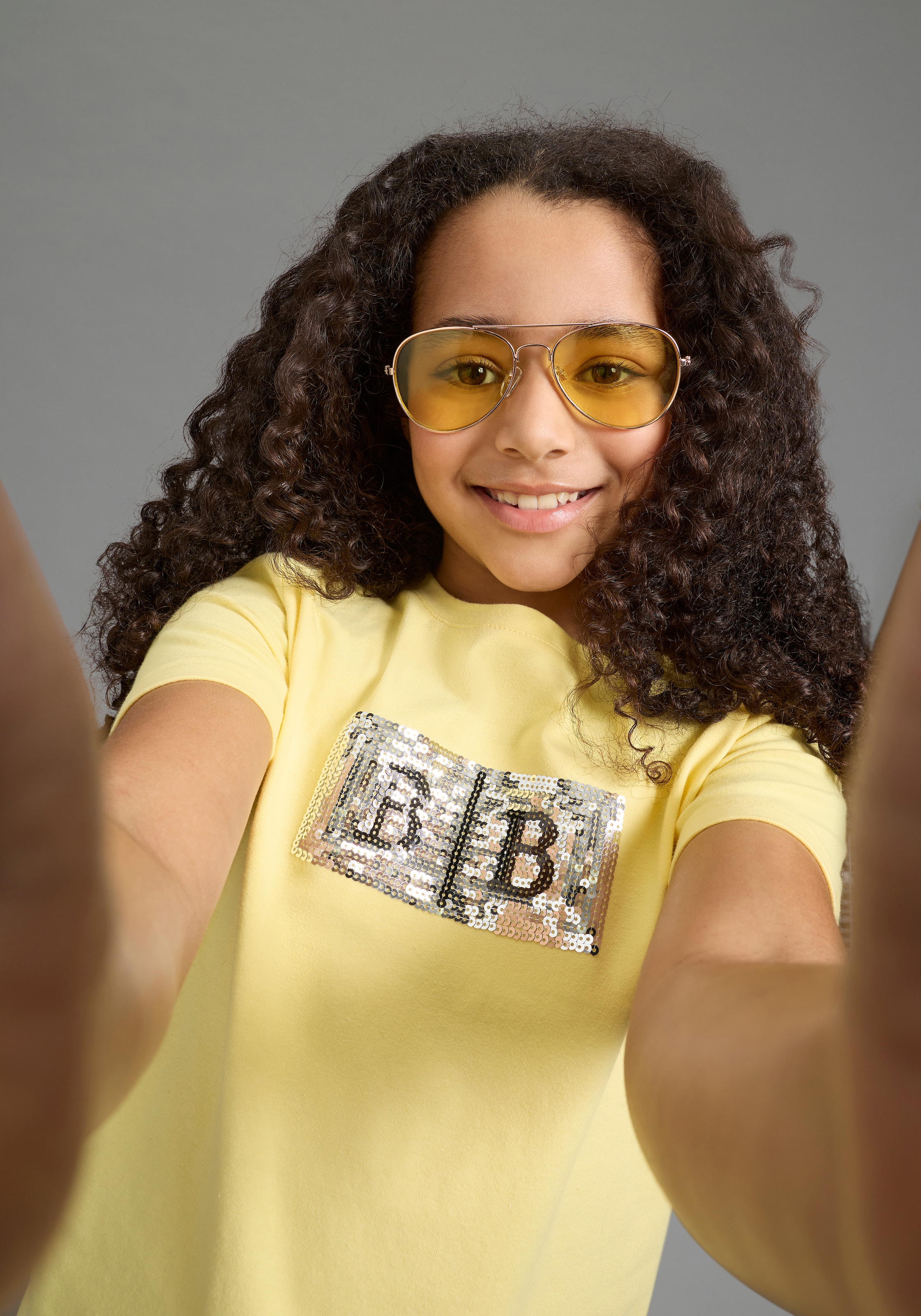 Bruno Banani T-shirt »Banani Paillettenshirt für modische Girls« coupe basique à la mode, manches courtes, avec paillettes et imprimé