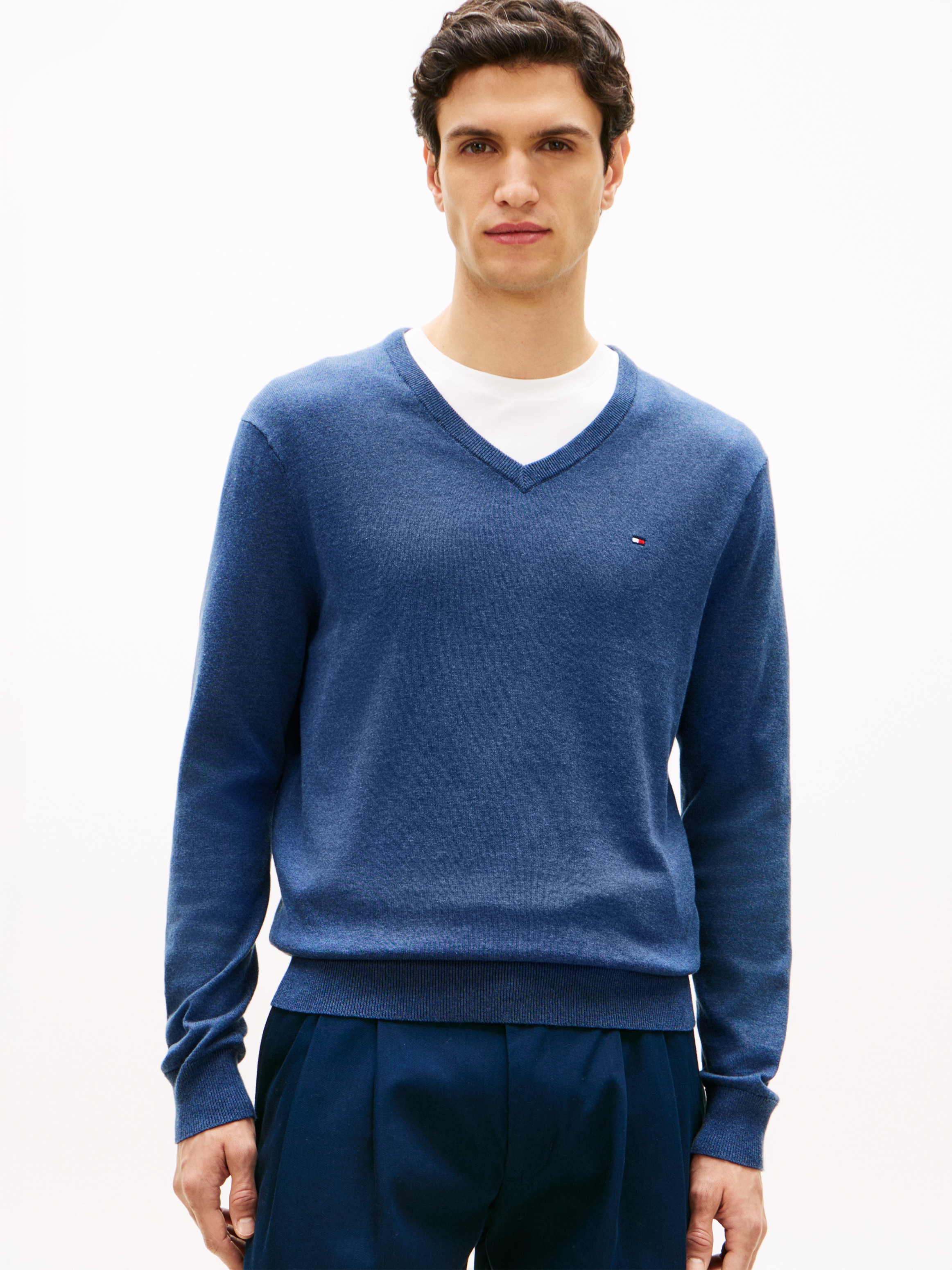 Tommy Hilfiger Pull en tricot »ESSENTIAL COTTON V NECK mit V-Ausschnitt und Stickerei« unifarben, casual, regular fit, Baumwolle, V-Ausschnitt