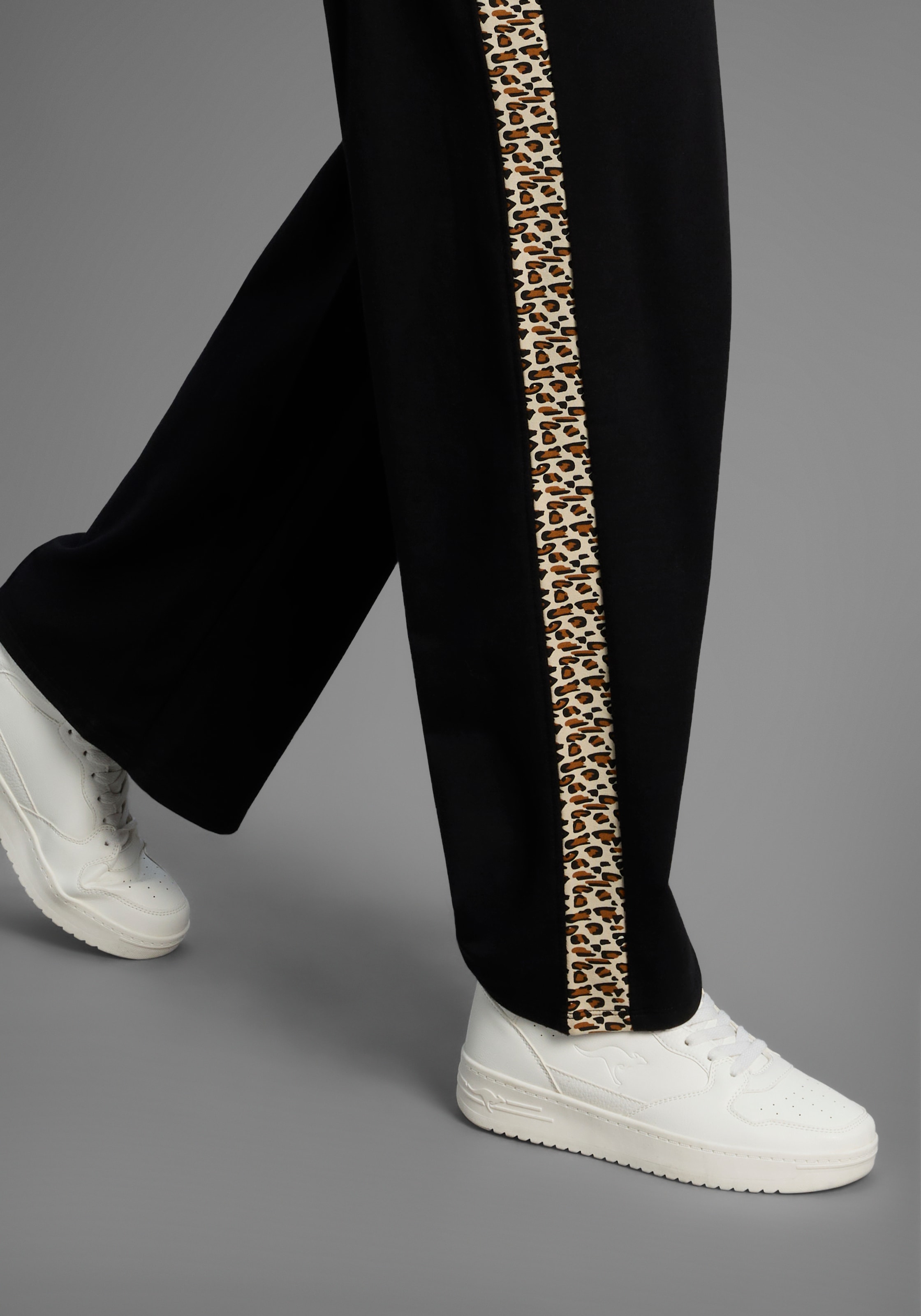 KangaROOS Pantalon de jogging  mit weitem Bein und Streifen im Leo-Print, grosse Grössen