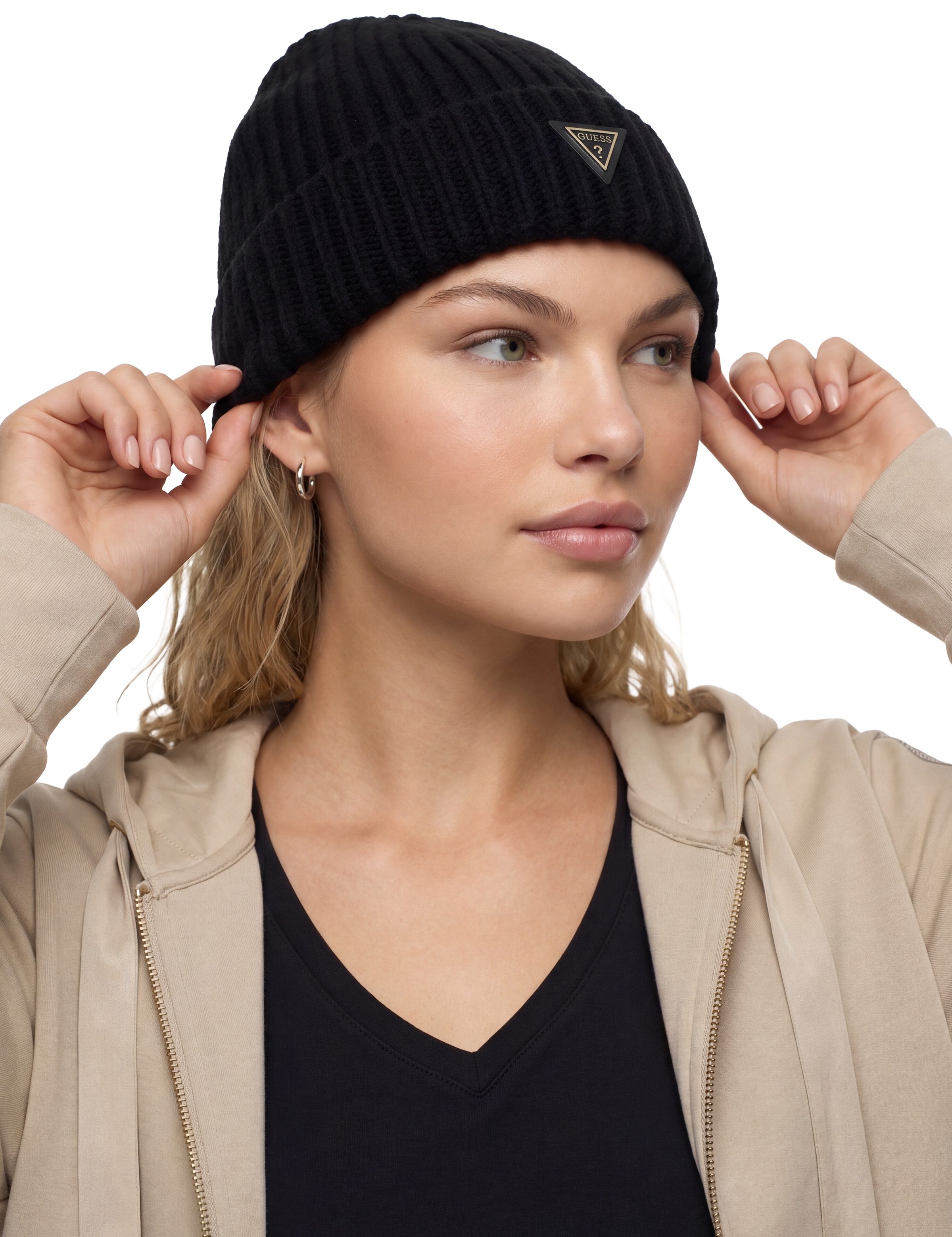 Guess Bonnet »NOELLE II KNITTED BEANIE« avec logo sur la couverture