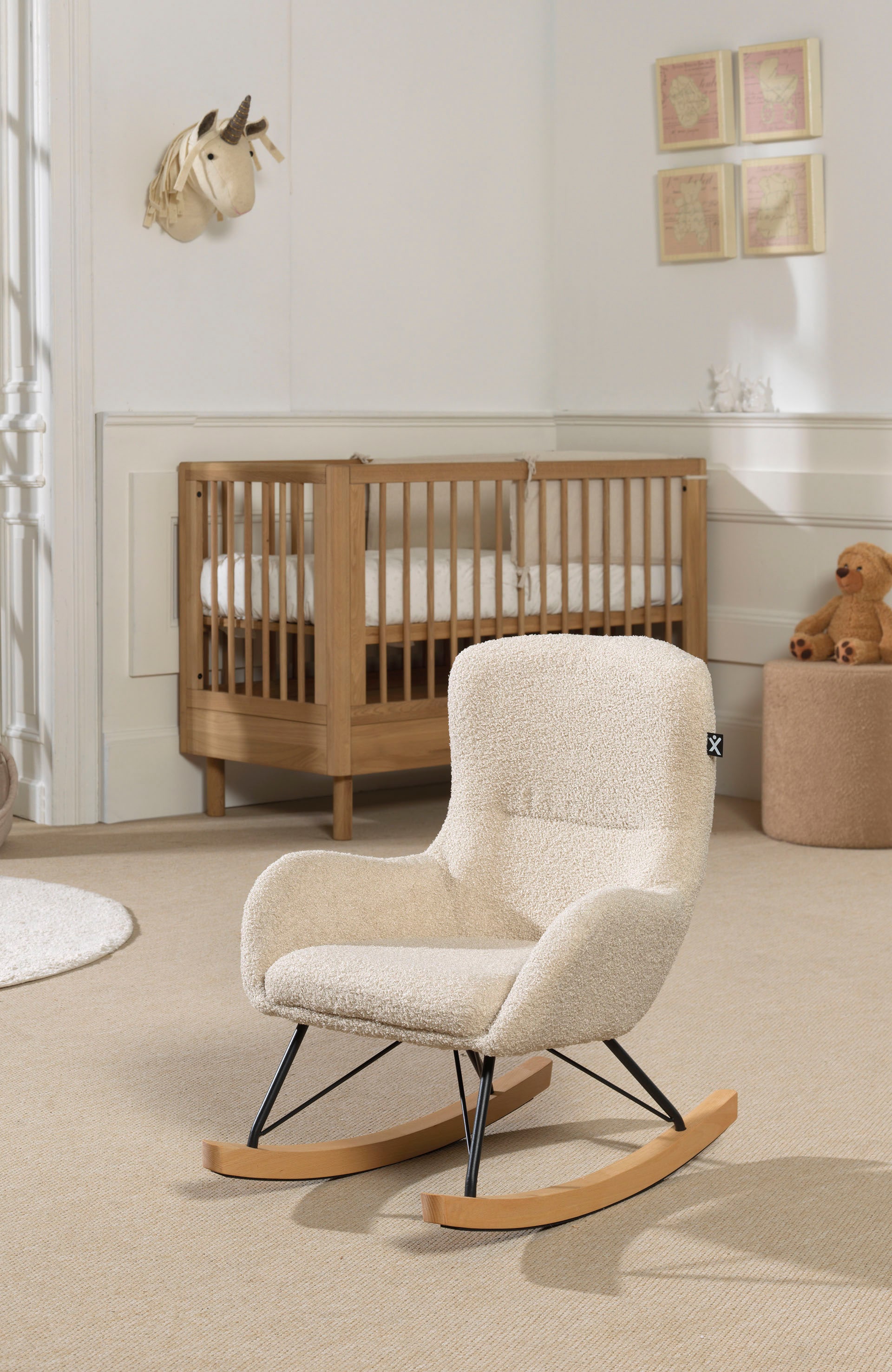 Vipack Chaise à bascule »für Kinder in flauschigem Bouclé Stoff gepolstert, zeitlose Optik« () 1 cuispermet des mouvements de balancement doux, patins avec protection de sol en feutre