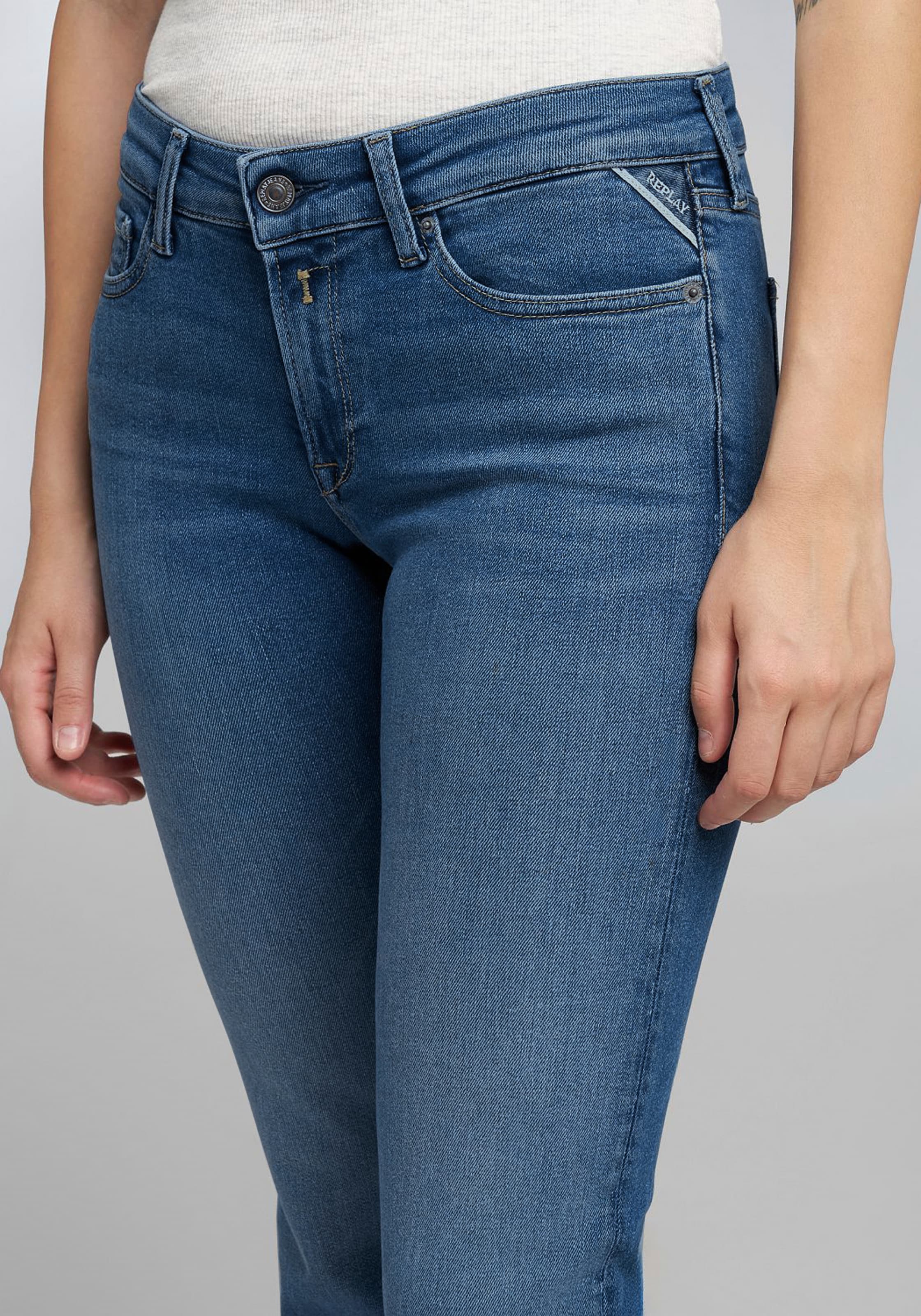 Replay Bootcut-Jeans »NEW LUZ« mit gesticktem R an der Gesässtasche