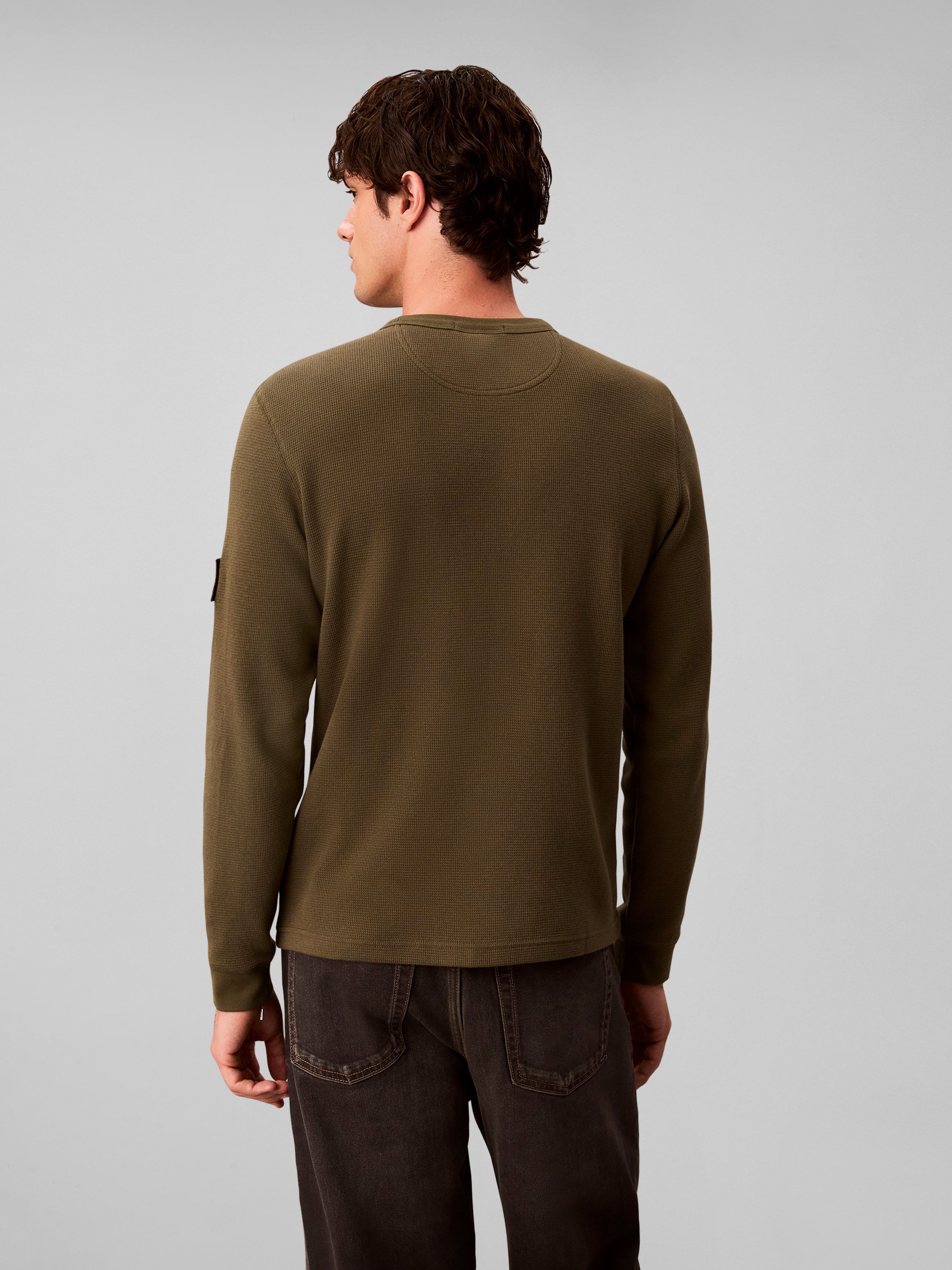 Calvin Klein T-shirt à manches longues »WAFFLE BADGE CREWNECK TEE« coupe régulière, badge, encolure ronde