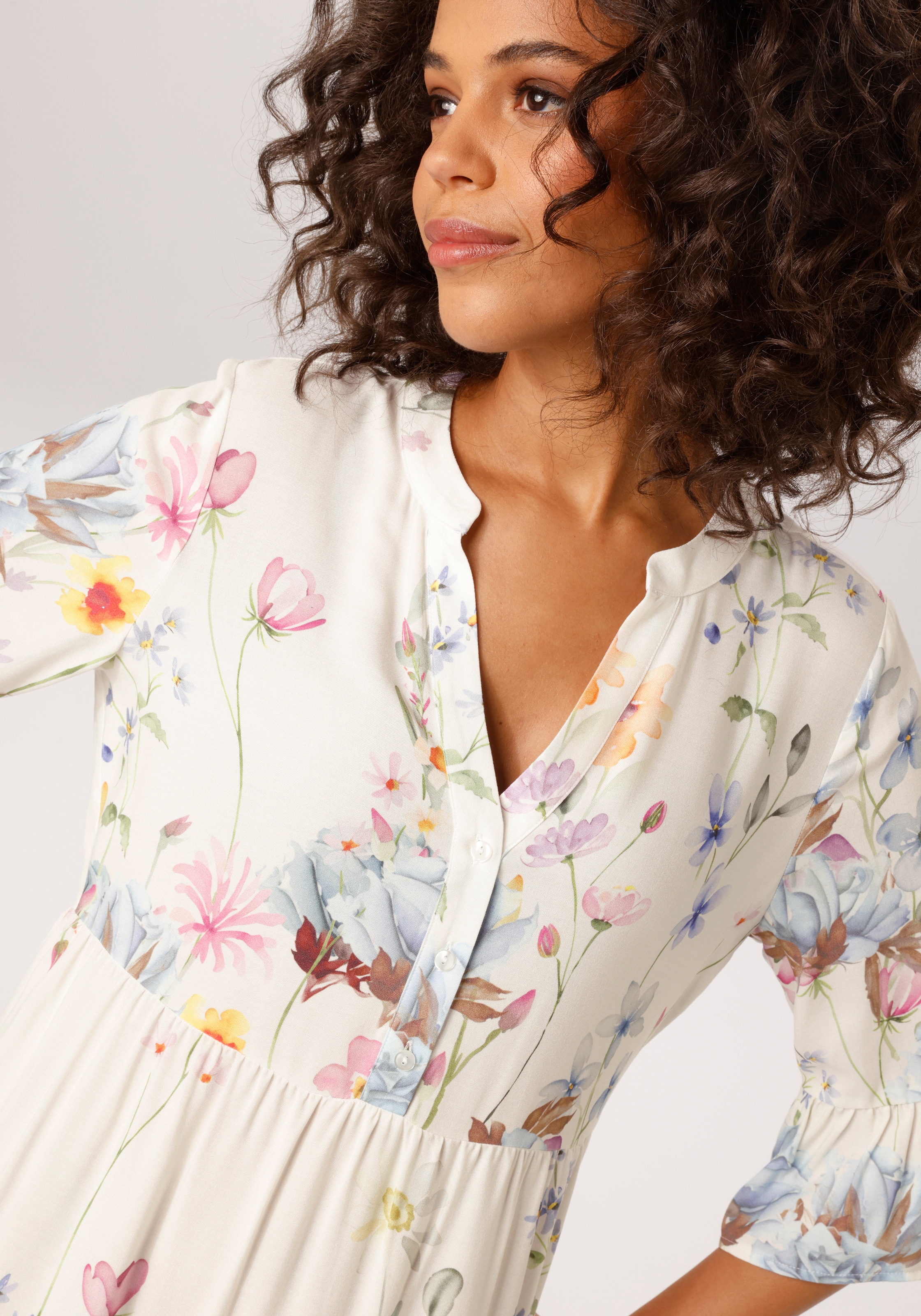 Aniston CASUAL Robe tunique mit malerischen Blumen bedruckt