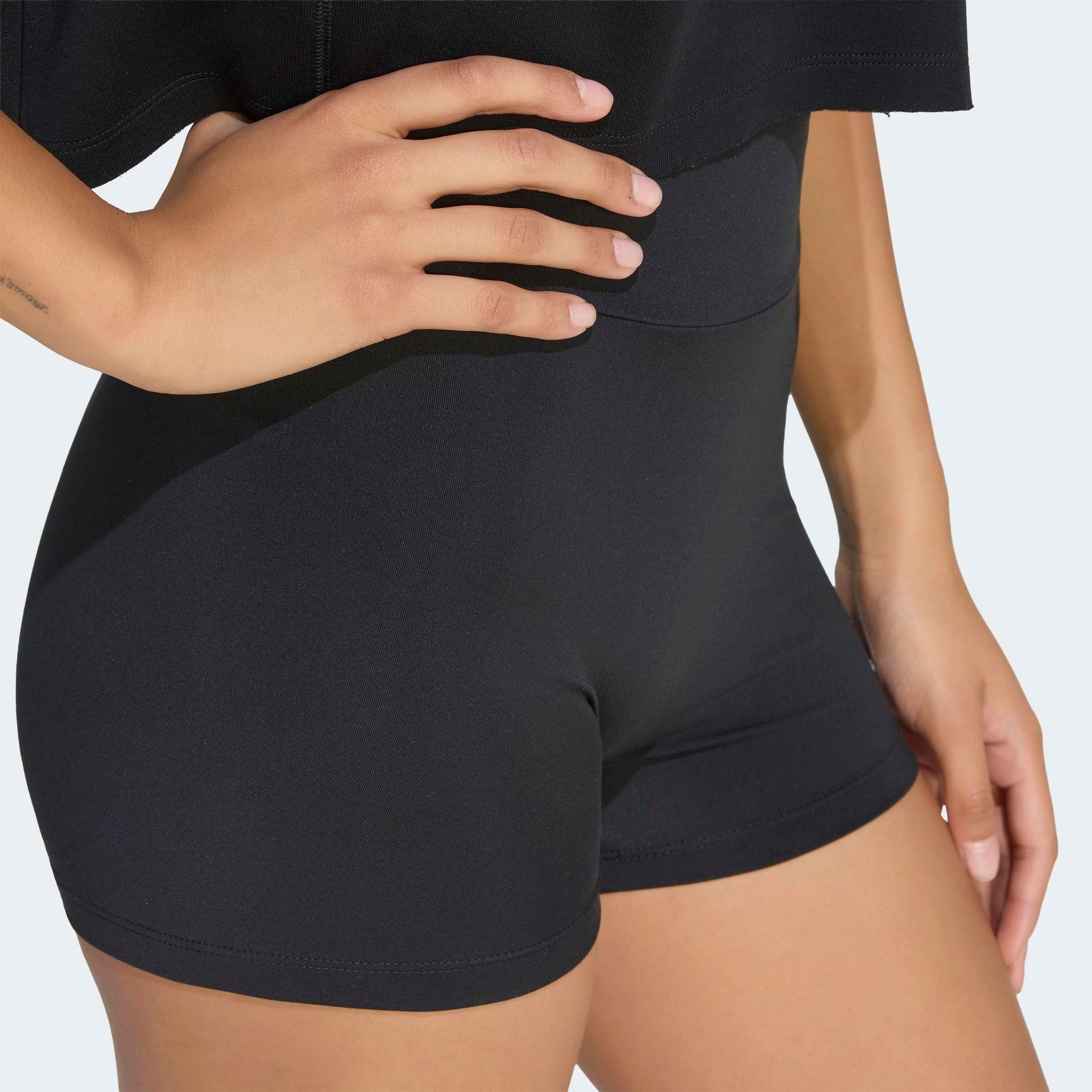 adidas Originals Shorts »ESSENTIALS, POLYESTER«  sportlicher Stil, ohne Verschluss, aus Polyester, enger Schnitt