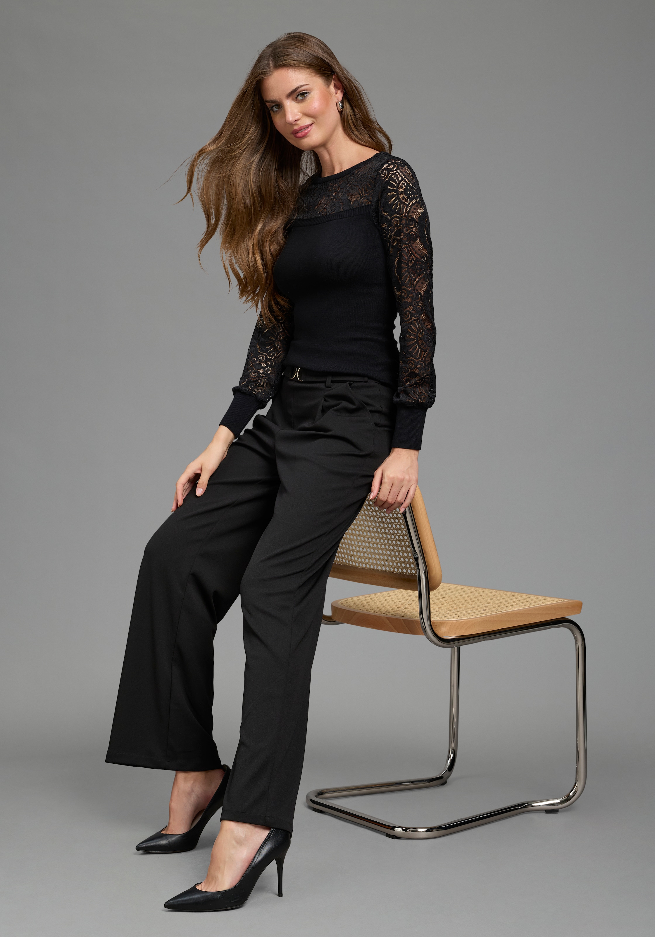 Melrose Pull à col rond avec dentelle et boutons décoratifs