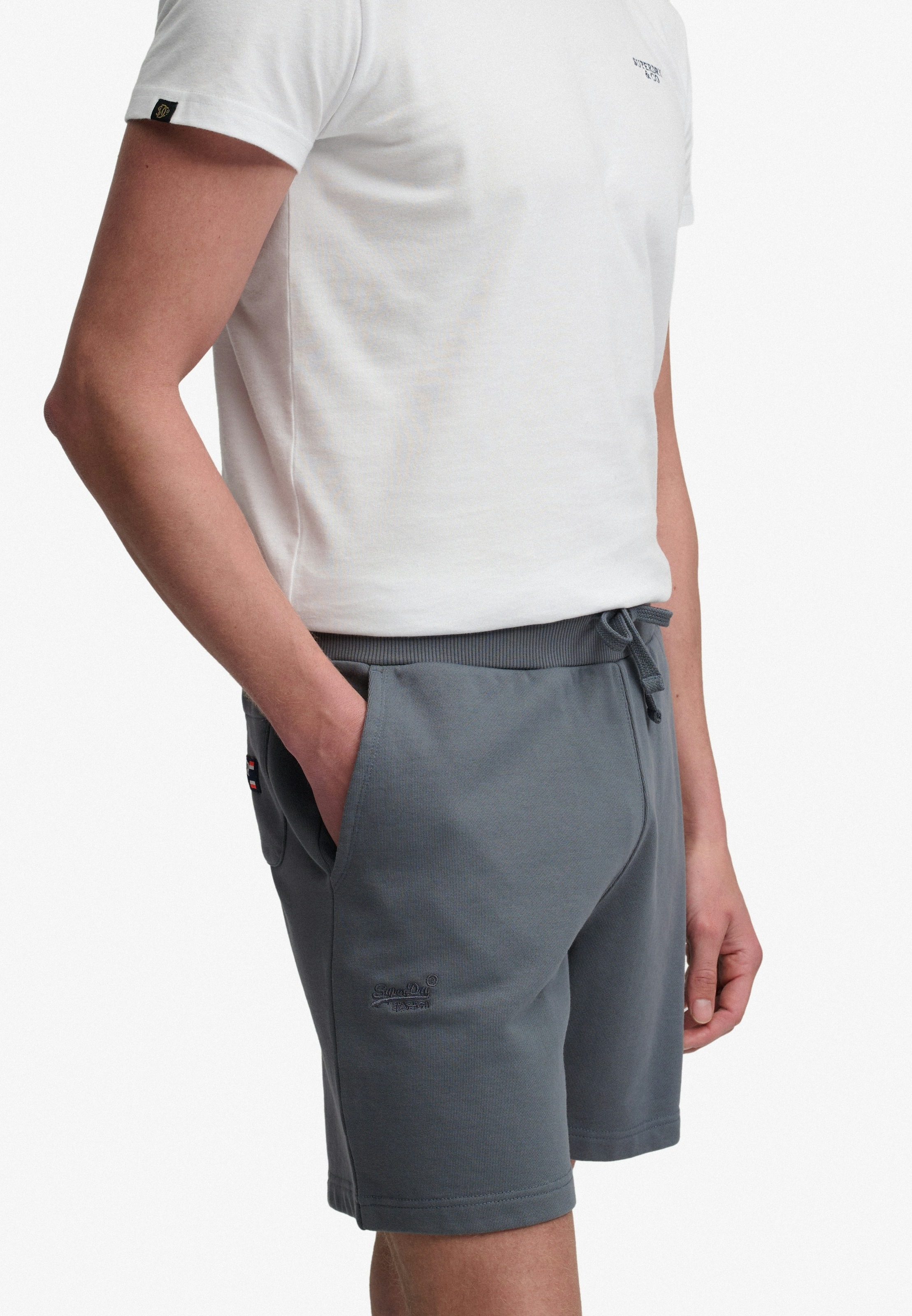 Superdry Sweatshorts »ESSENTIAL LOGO CLASSIC SHORT«  coupe décontractée, avec élastique, longueur genoux, uni
