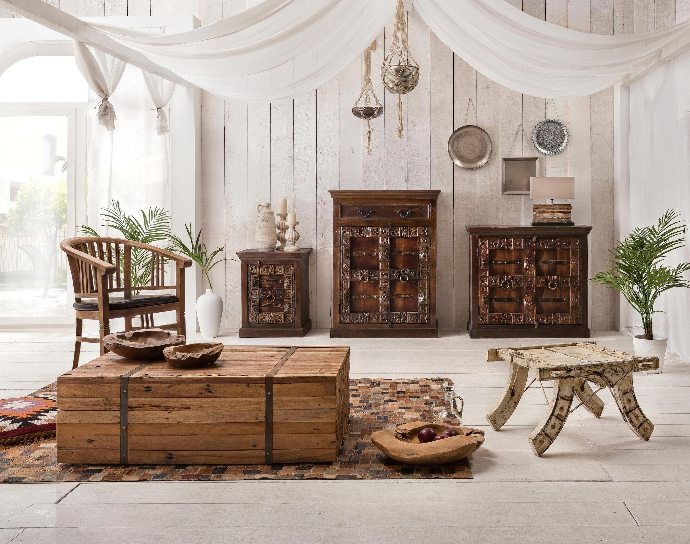 SIT Table de nuit »Kommode ALMIRAH – Massives Holz‑Nachttischmöbel mit Metallbeschlägen« Table de nuit massive en bois recyclé avec sculptures & métal