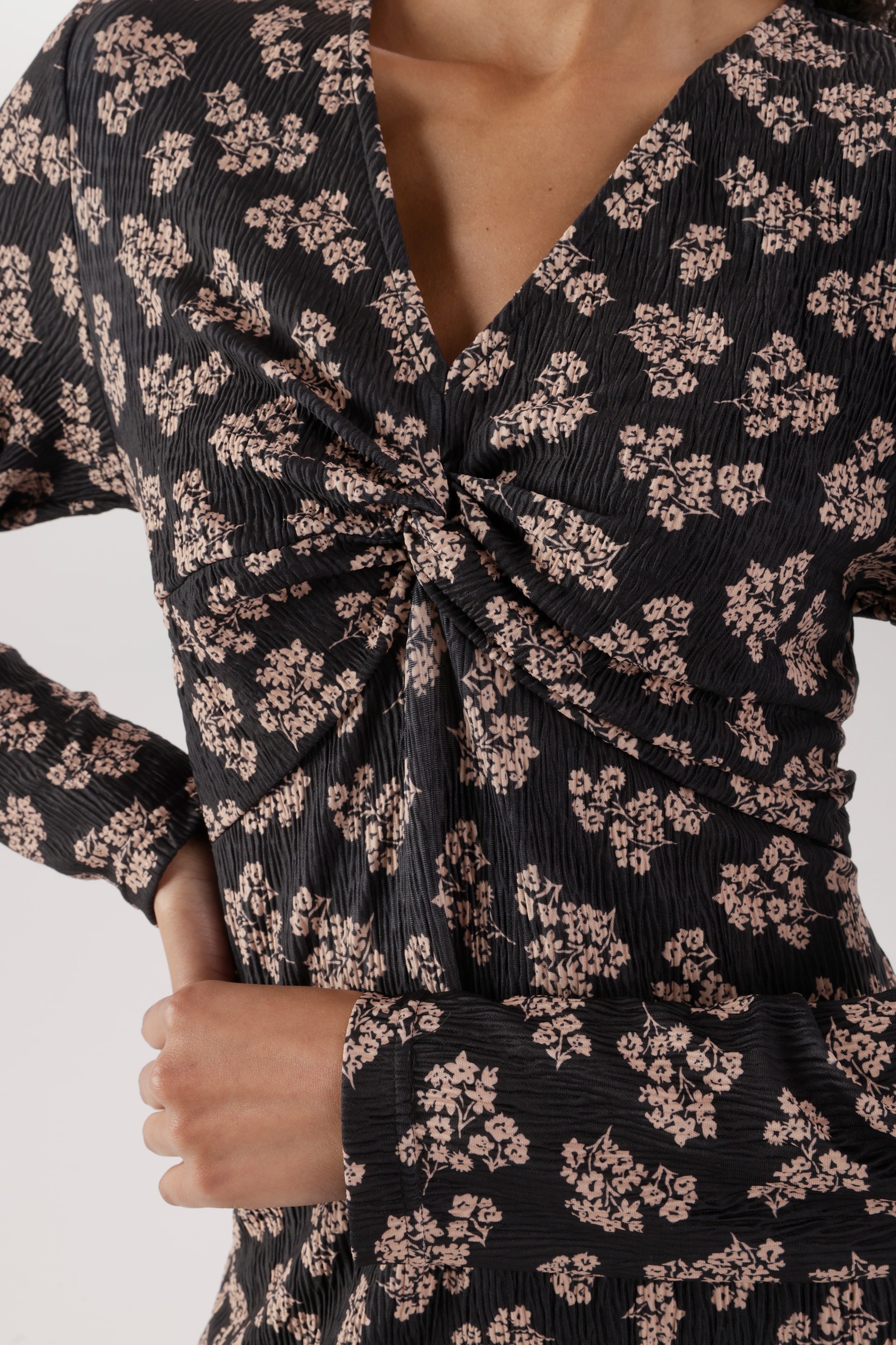 Aniston SELECTED Jerseykleid plissierter Jerseyware und geknotete Wickeloptik - NEUE KOLLEKTION