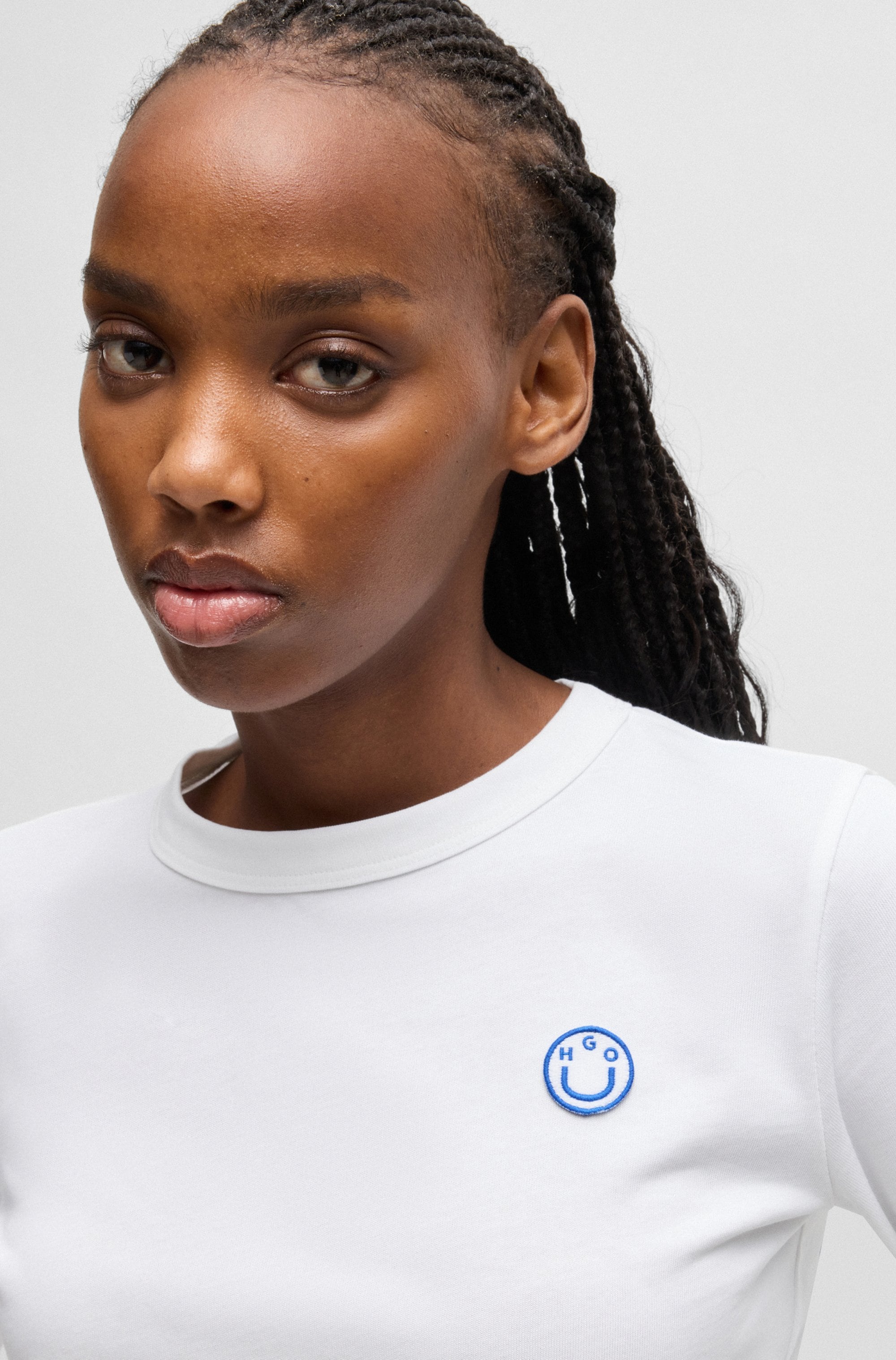 HUGO Blue T-shirt à manches longues »Daliria« mit Label-Badge mit HAPPY HUGO Logo