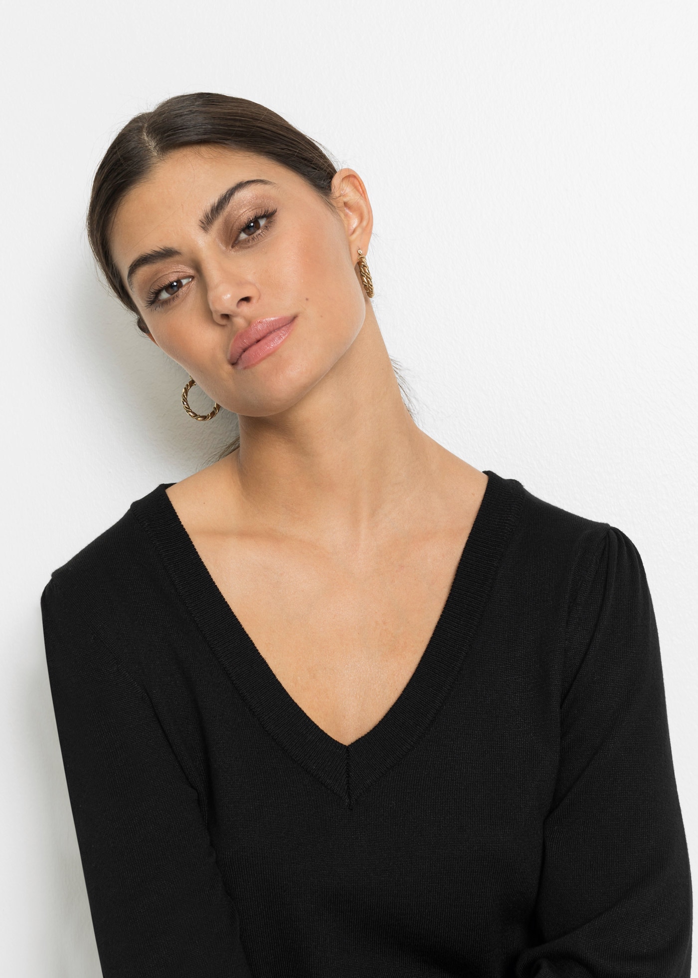 bonprix Strickpullover »Feinstrickpullover aus Viskose-Mix« aus Viskose-Mix, mit V-Ausschnitt, mit Zierknöpfen