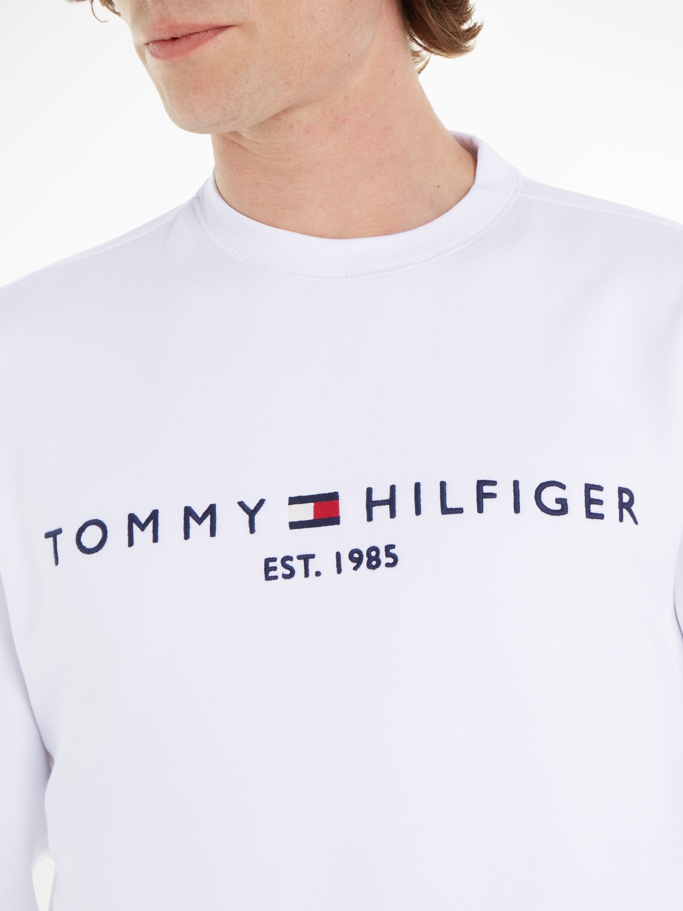 Tommy Hilfiger »TOMMY LOGO SWEATSHIRT mit Rundhals und Stickerei«, unifarben, casual, regular fit, Baumwollmix, Rundhals
