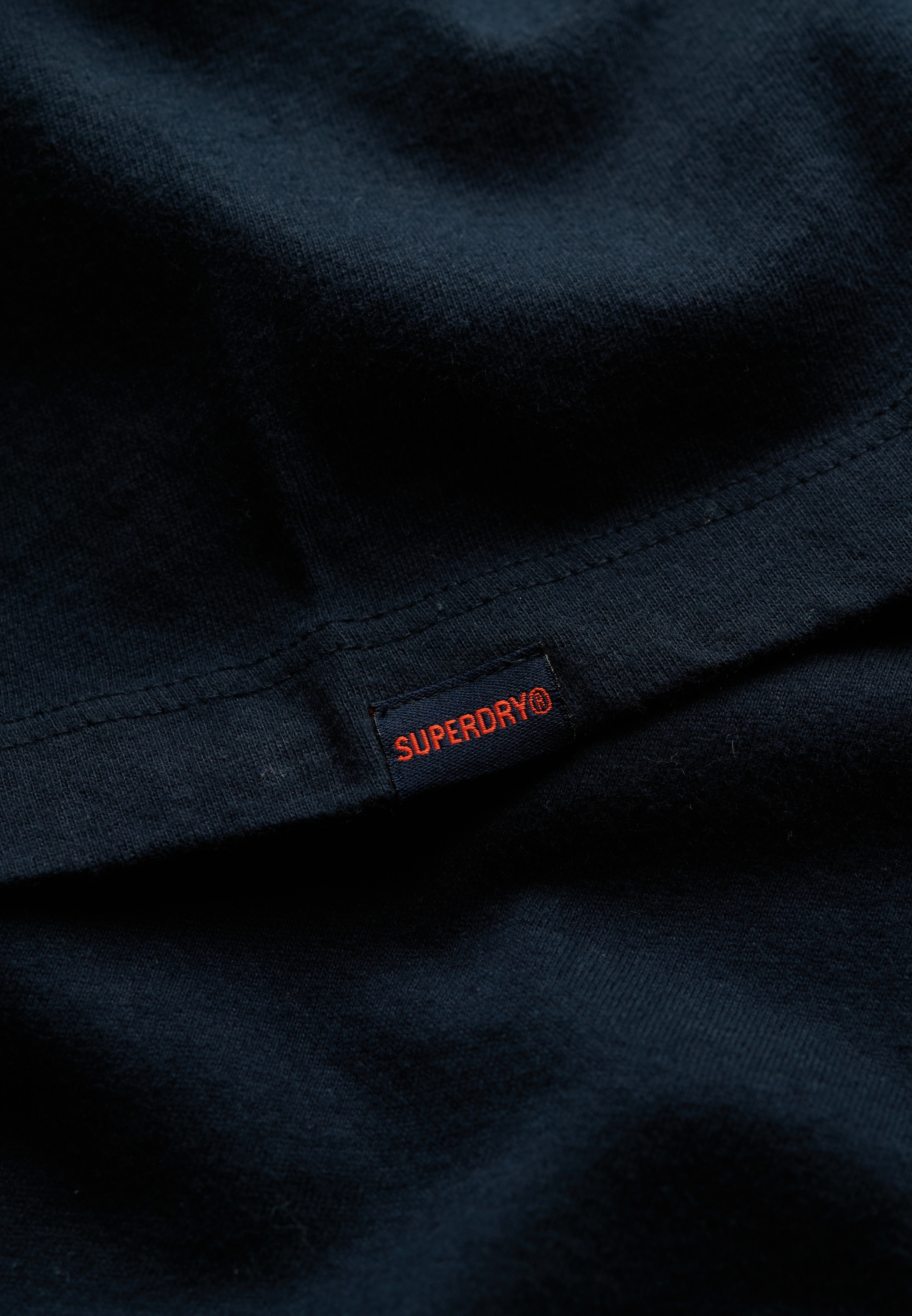 Superdry Rundhalsshirt »CLASSIC ESSENTIAL TEE« Relaxed Fit, aus Baumwolle und Single Jersey, mit Rundhalsausschnitt