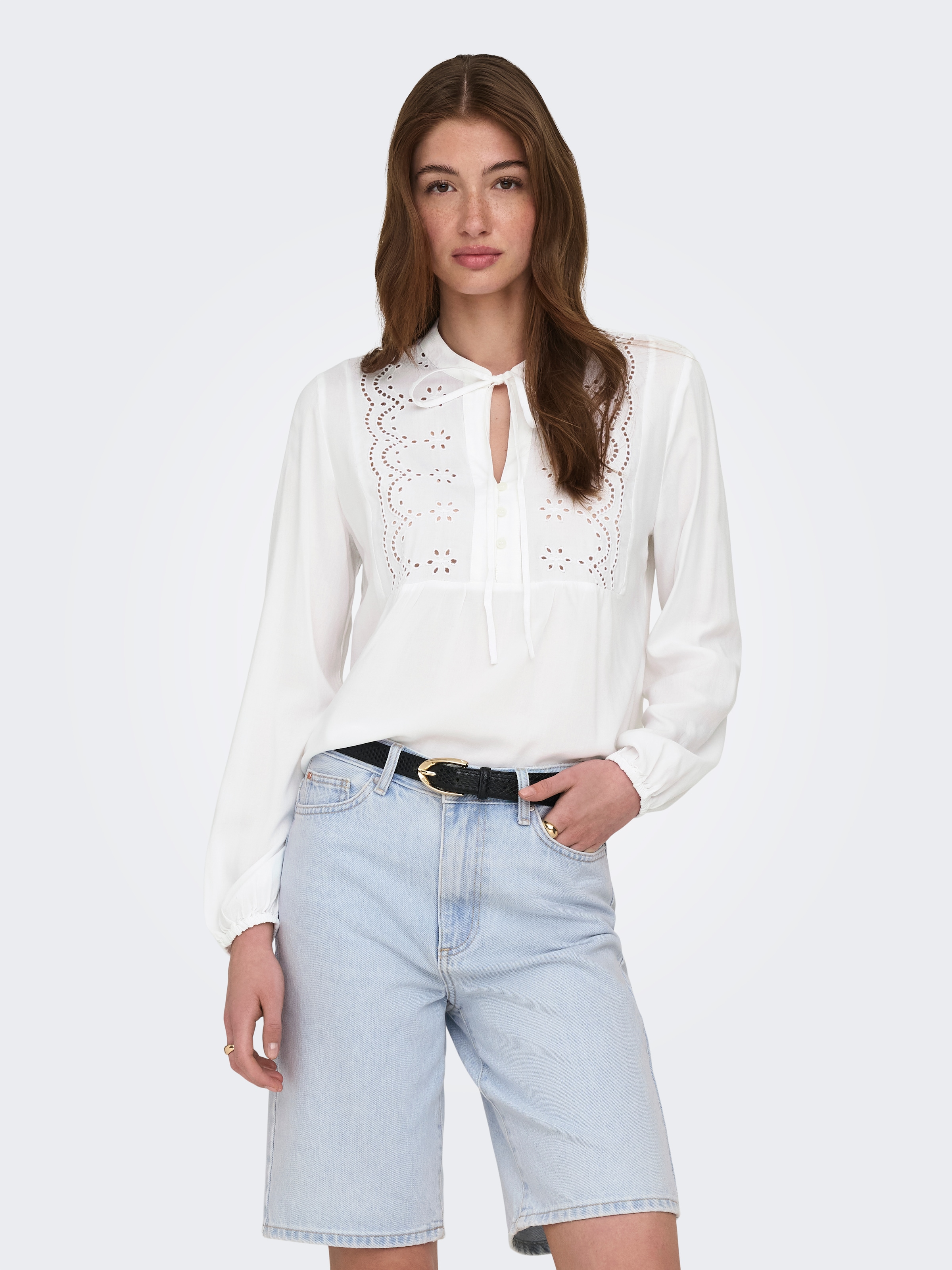 ONLY Blouse à manches longues »ONLLENNYO LS EMBROID V-NECK TOP NOOS WVN«