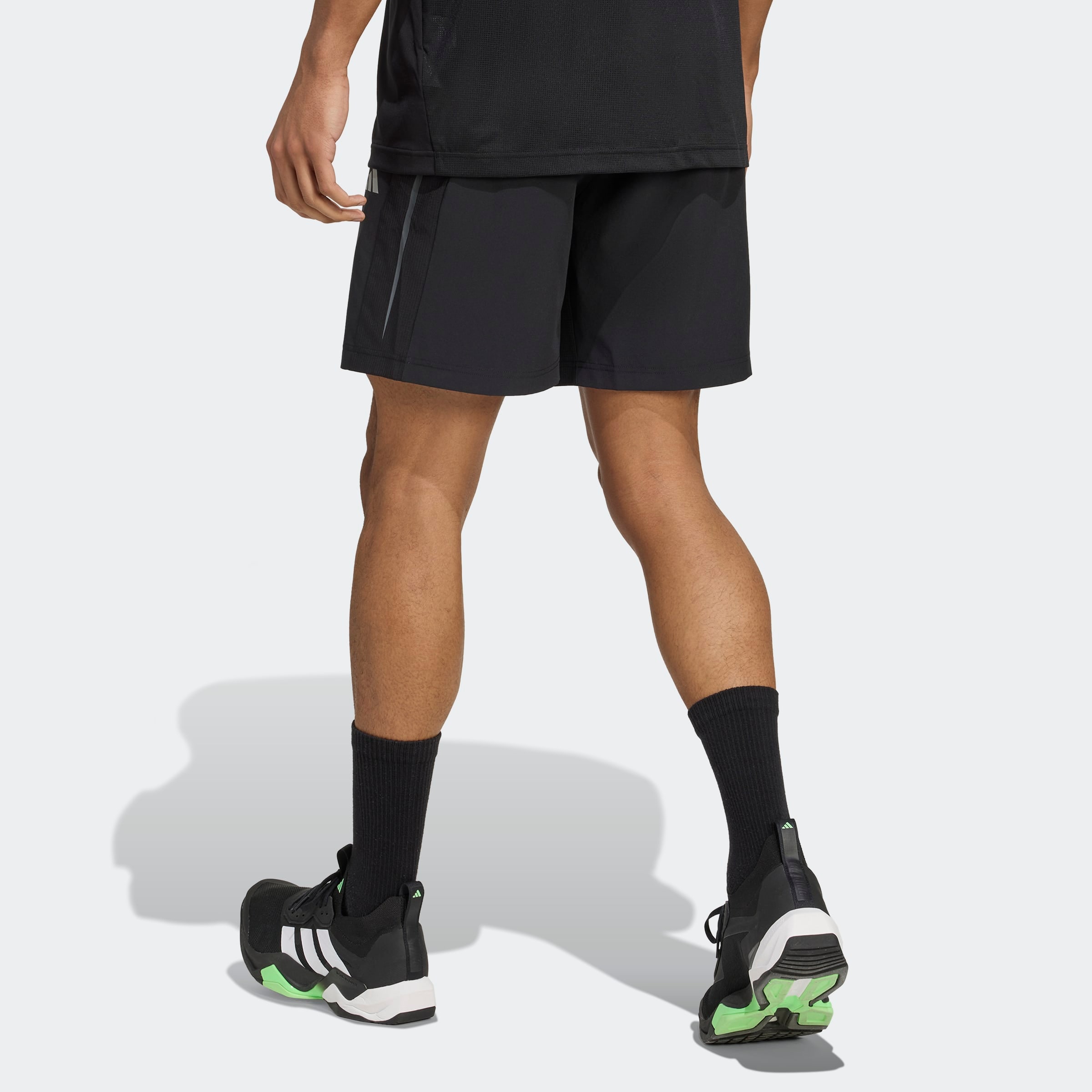 adidas Performance Shorts »TECH APPAREL«  aus weichem Stretchmaterial, mit Mesh-Belüftungseinsatz