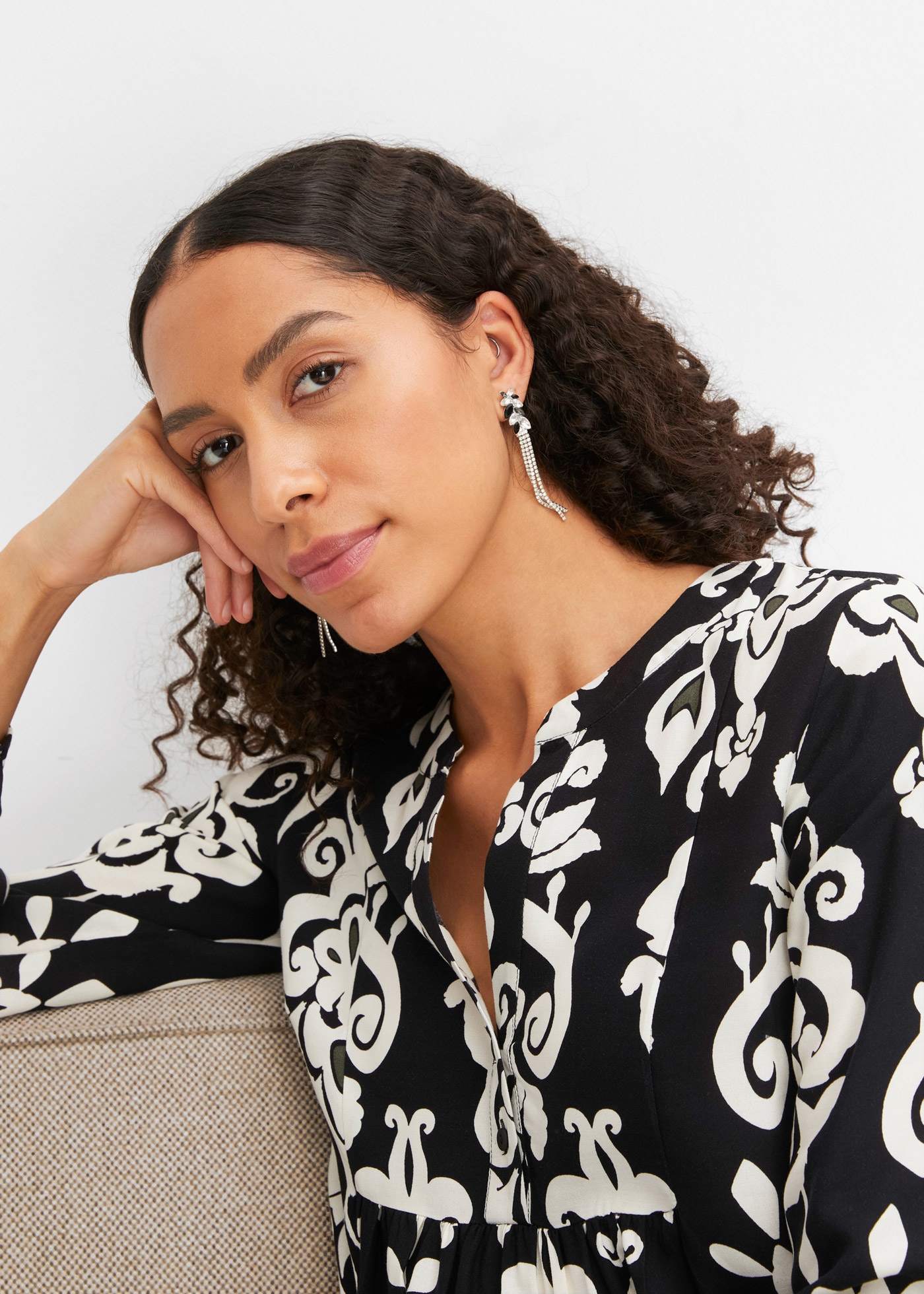 bonprix Robe tunique für besondere Anlässe, aus Viskose, in A-Linie, mit Muster