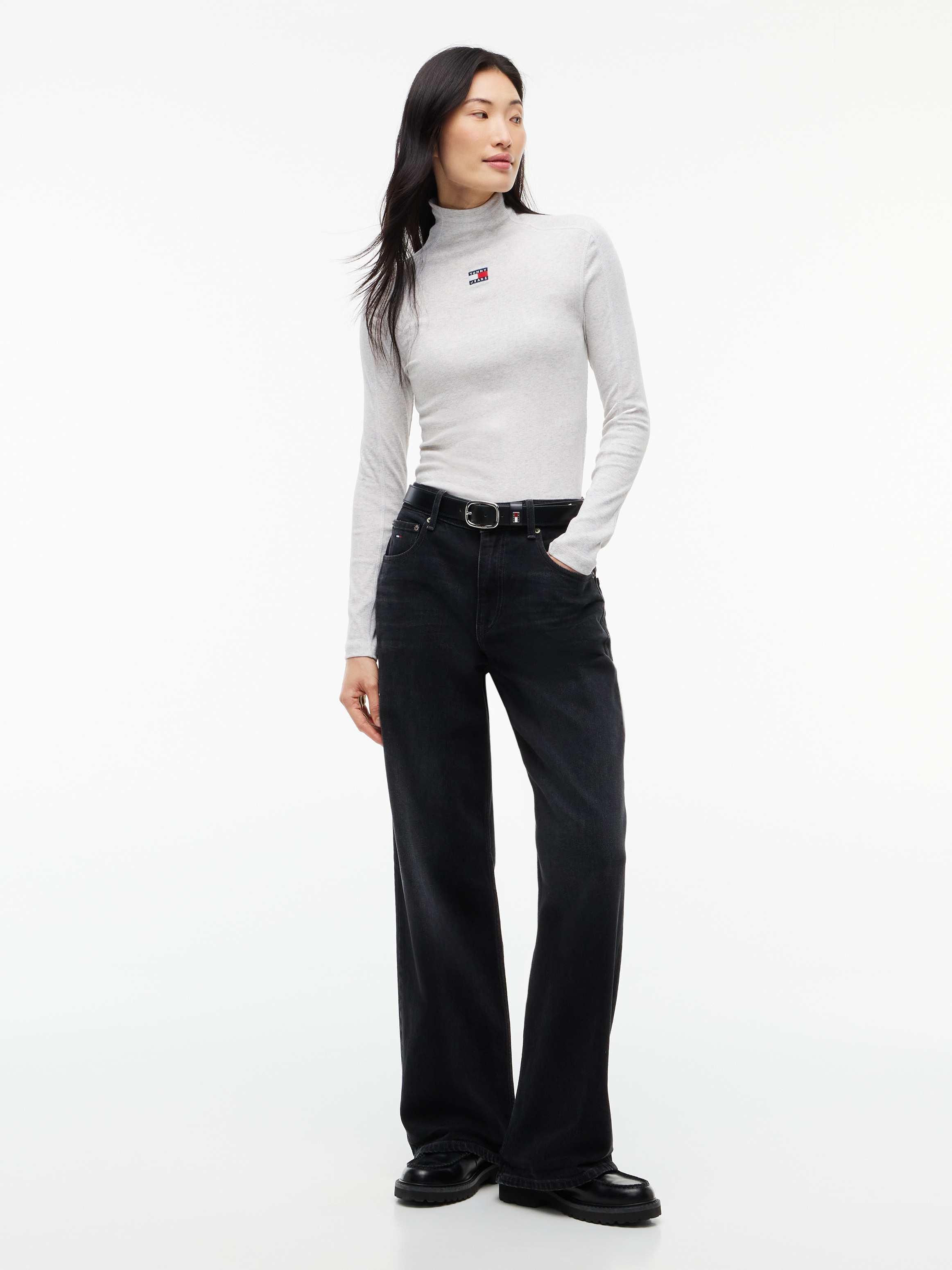 Tommy Jeans T-shirt à manches longues »TJW SLIM RIB LS MOCK BADGE TOP« Mélange de coton, coupe slim, ajustée, en structure côtelée