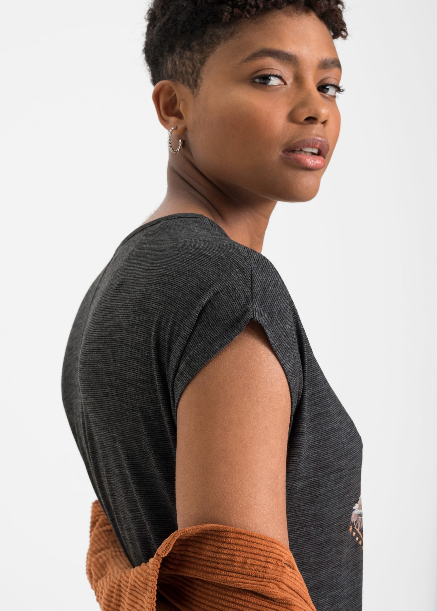 bonprix T-shirt A-Linie, Kurzarm, aus Viskose und Polyester, mit Rundhalsausschnitt