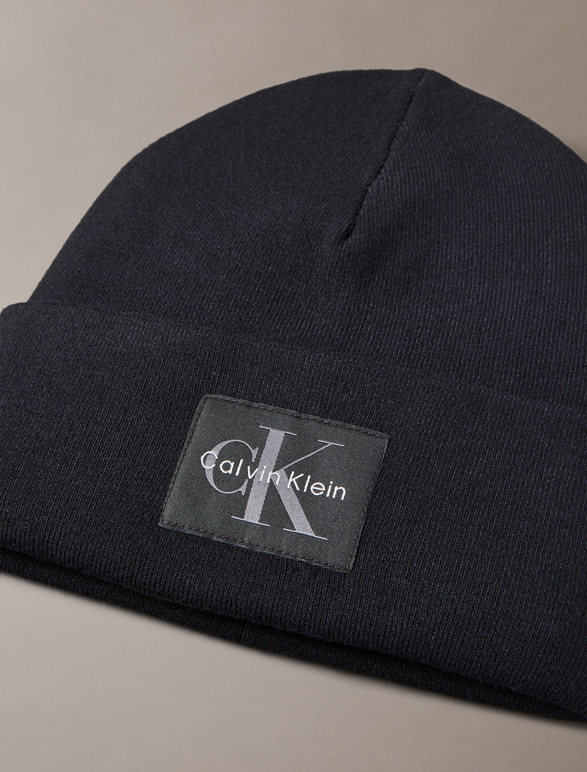 Calvin Klein Beanie »MONOLOGO PATCH BEANIE« Perfekt für den Alltag