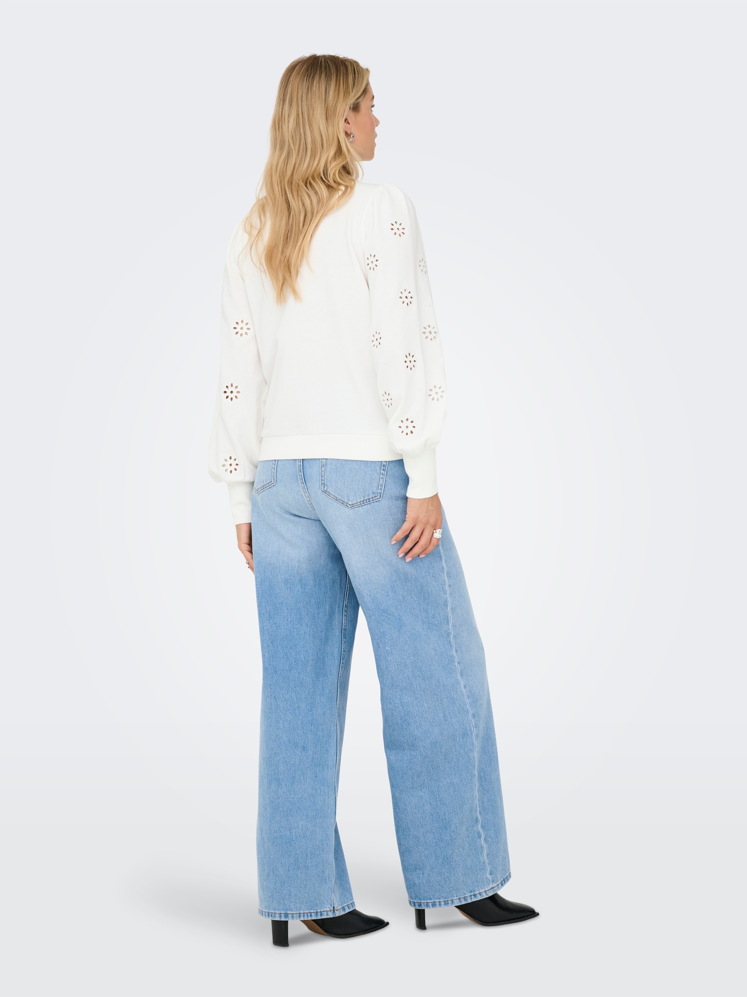 ONLY Sweat-shirt »ONLFEMME L/S PUFF EMBROIDERY UB SWT«, avec manches bouffantes et magnifique broderie ajourée
