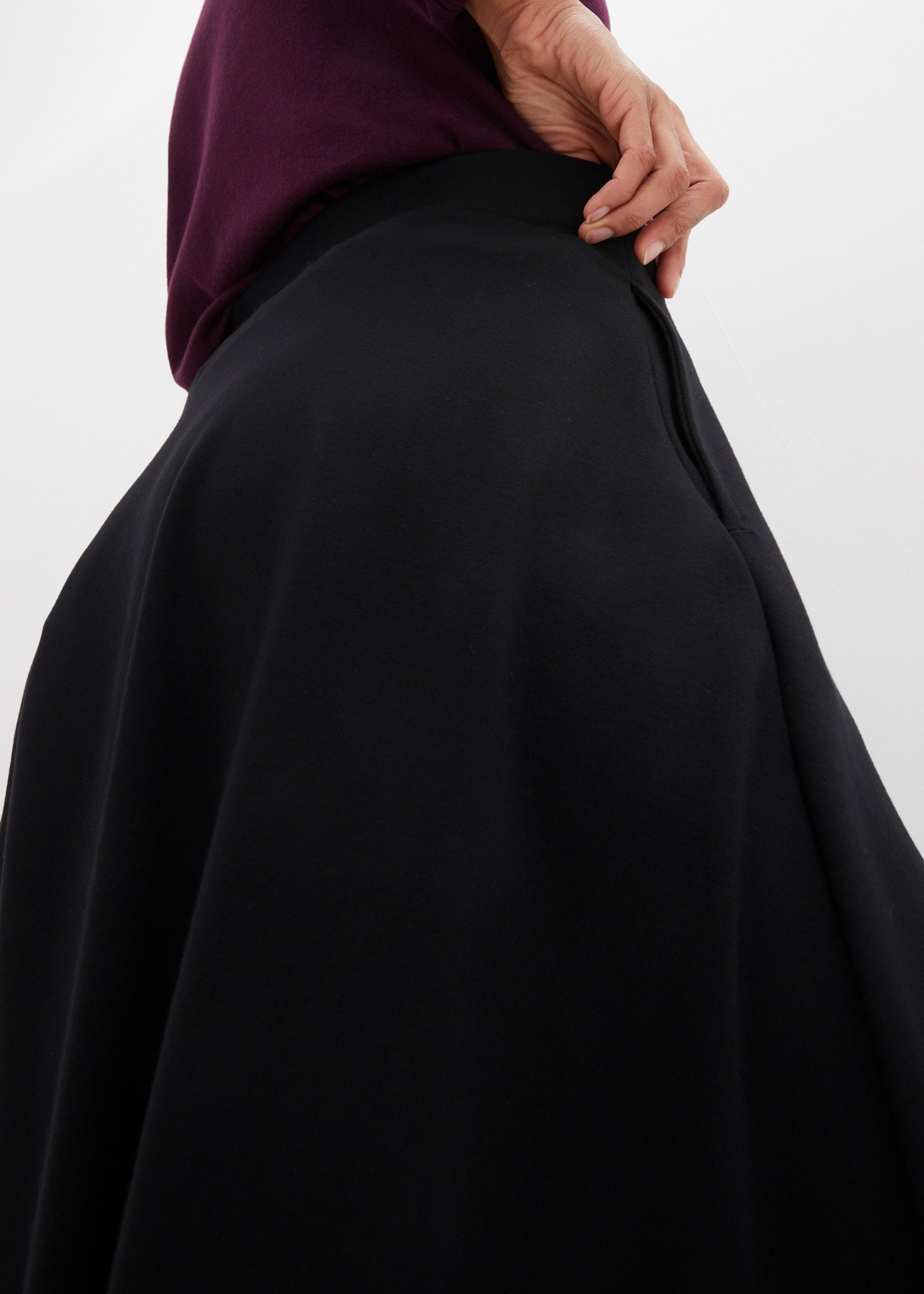 bonprix Jupe midi en mélange de matériaux doux, coupe évasée