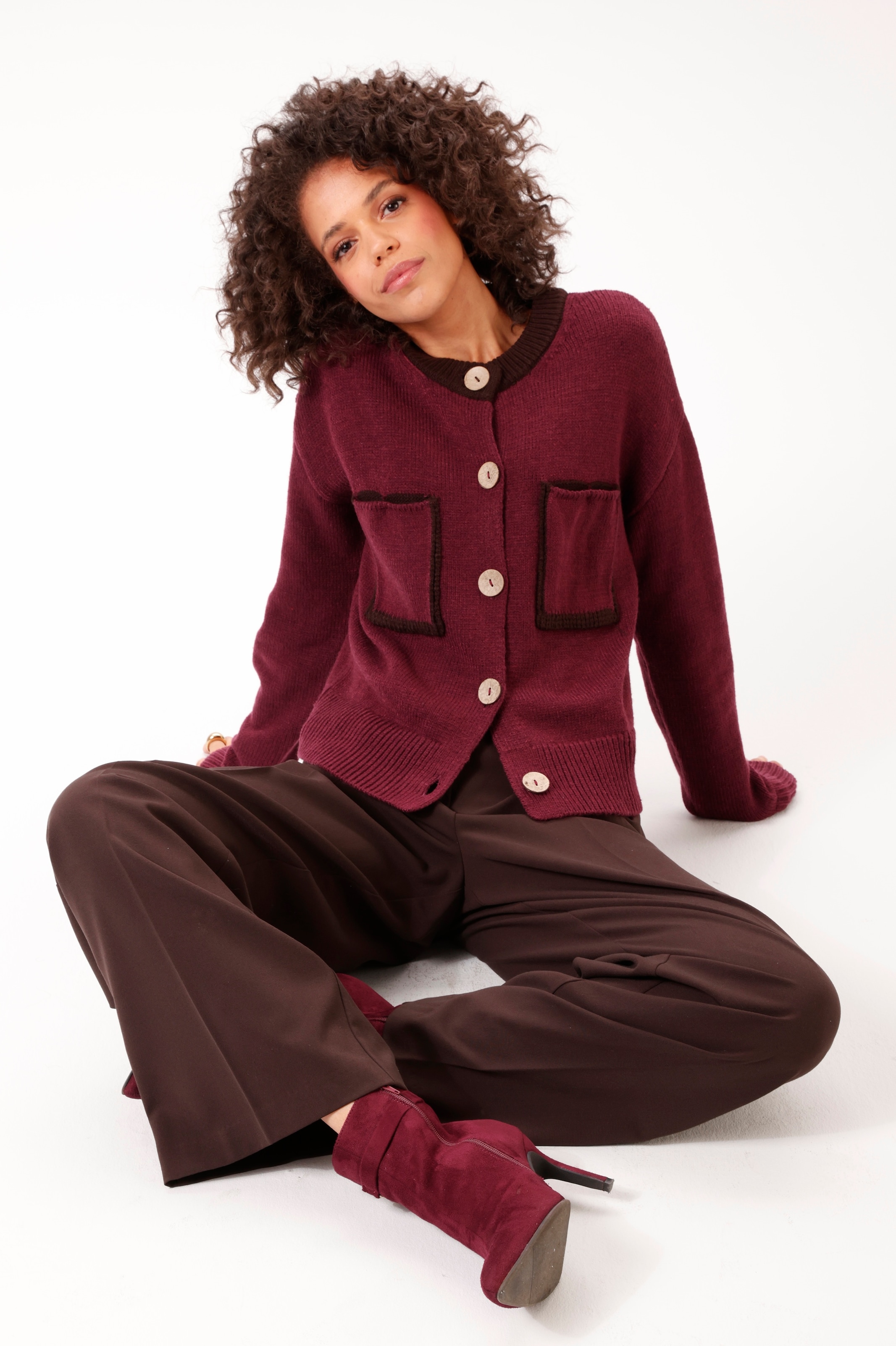 Aniston CASUAL Strickjacke mit dekorativen Knöpfen in Holzoptik zu schliessen - NEUE KOLLEKTION