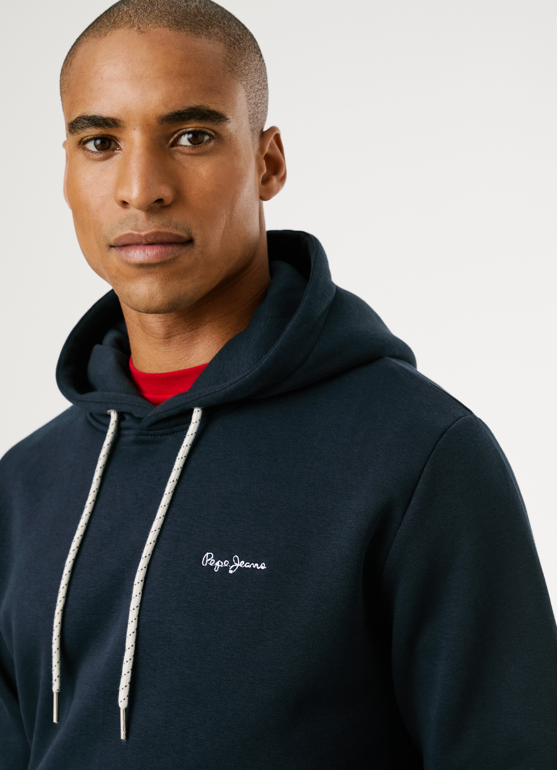 Pepe Jeans Hoodie »MACBETH SMALL LOGO«, Regular Fit mit gesticktem Logo
