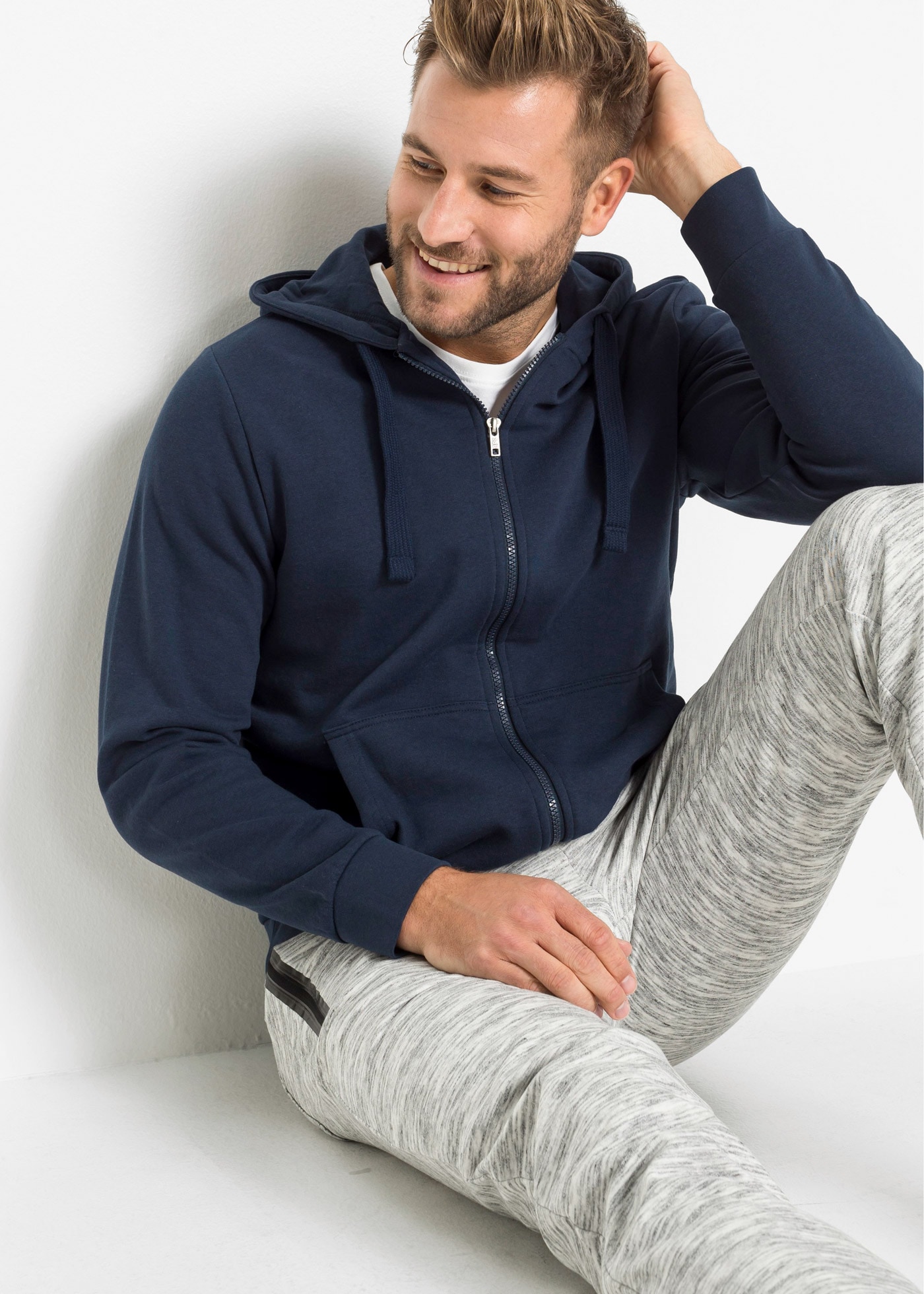 bonprix Sweat à capuche »Kapuzen-Sweatjacke mit Reissverschluss« Kapuzen-Sweatjacke mit Reissverschluss