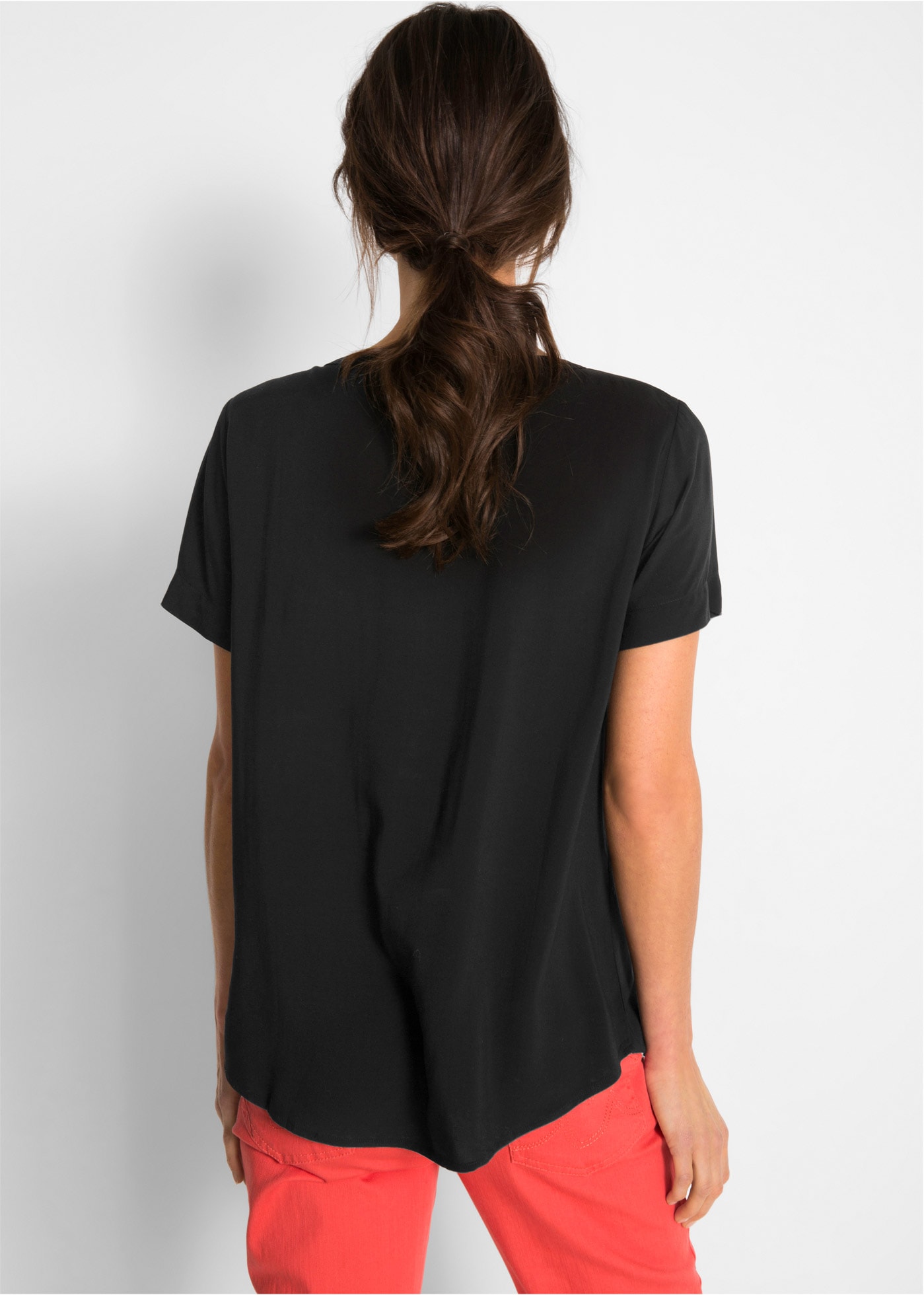 bonprix Blouse à manches courtes mit kurzem Arm, aus Viskose, mit V-Ausschnitt, lockere Passform