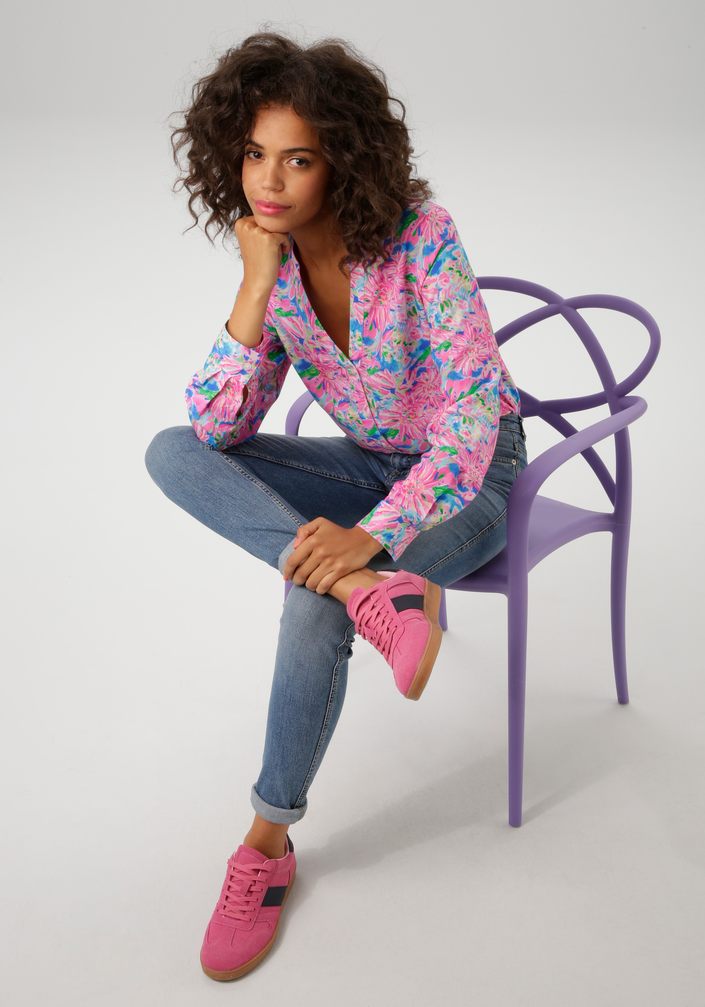 Aniston CASUAL Schlupfbluse mit farbenfrohem, malerischen Blumendruck