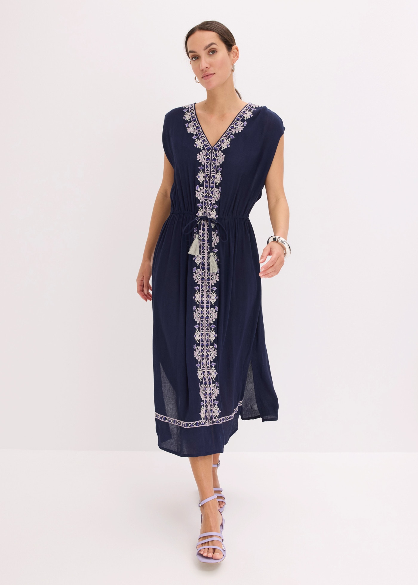 bonprix Midikleid aus Viskose, mit feiner Stickerei, ausgestellte Passform