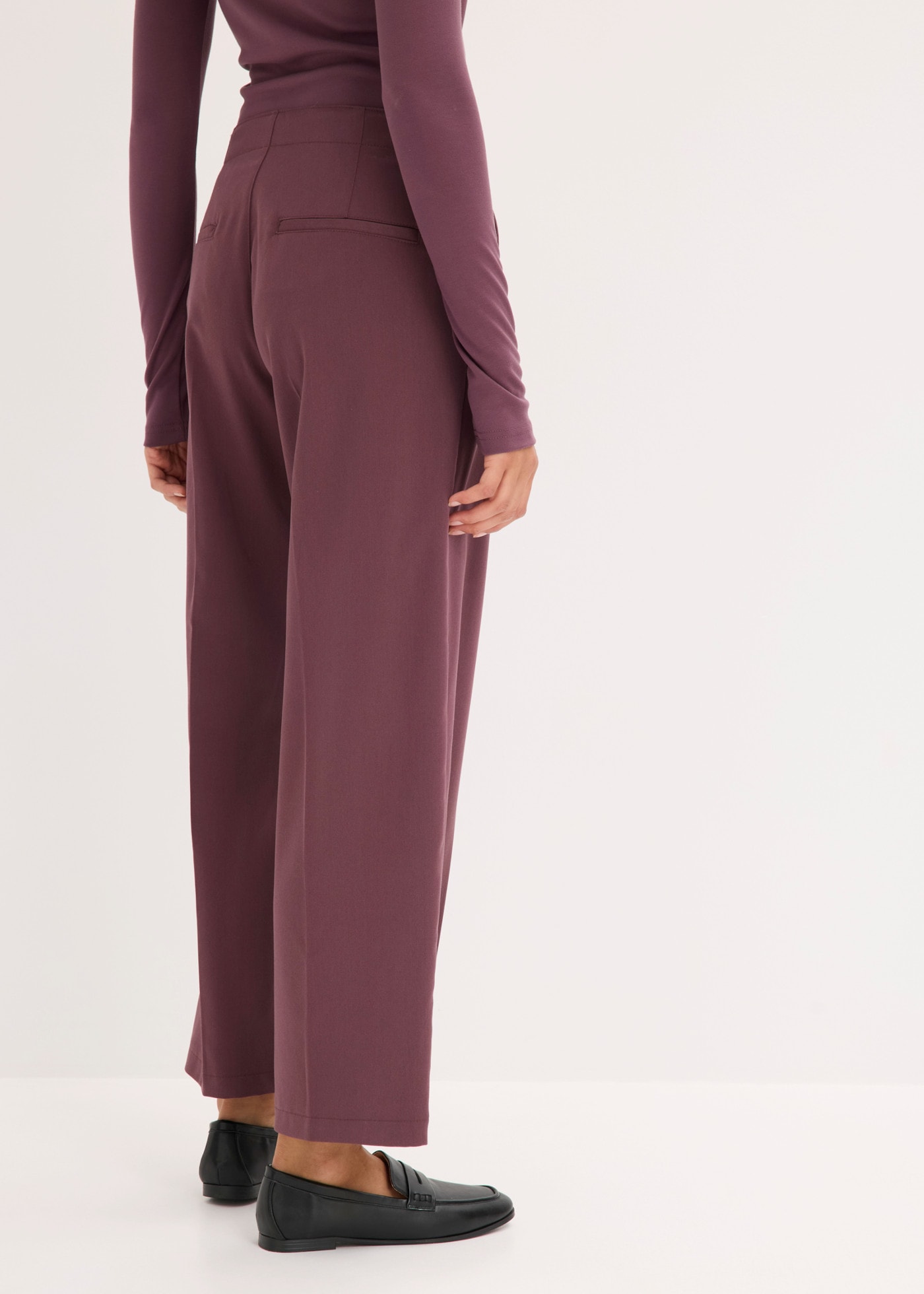 bonprix Pantalon à pinces  en brun cacao, avec plis à la taille, coupe barrel, loose fit