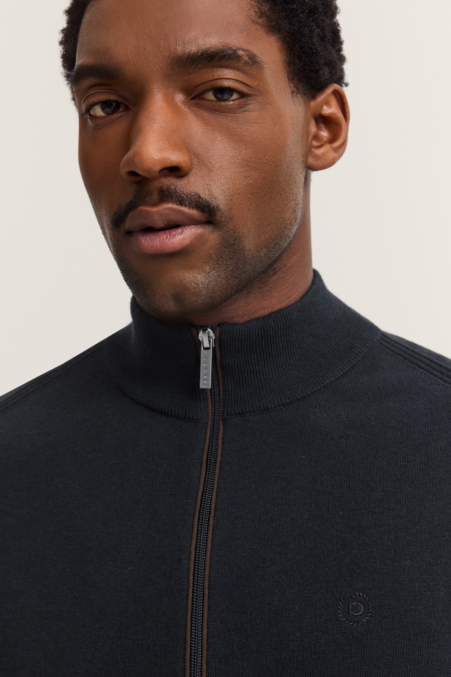 bugatti Strickjacke »Regular Fit« mit Reissverschluss und Stehkragen