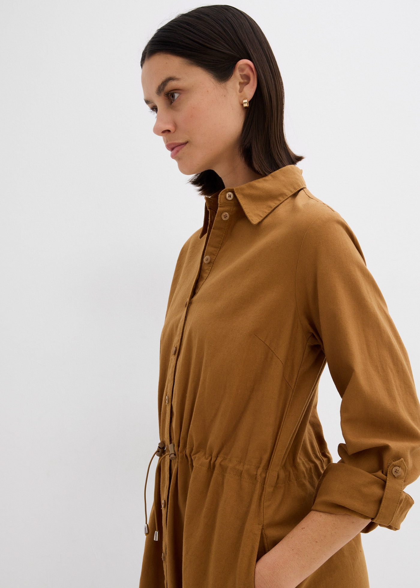 bonprix Robe midi »Hemdblusenkleid aus Leinen-Baumwoll-Mix« 1 tlg. pour un look décontracté, en mélange lin-coton, coupe trapèze, avec poches