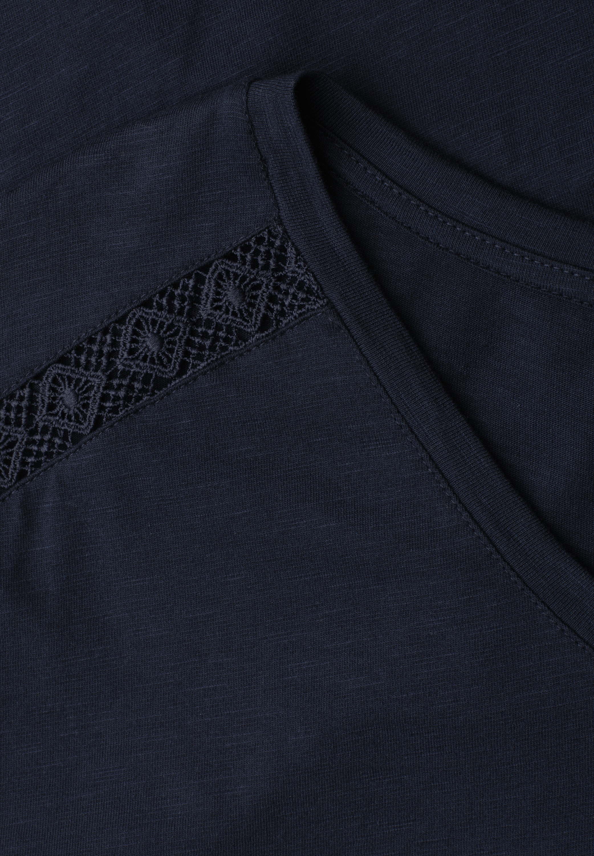 STREET ONE Kurzarmshirt Sommershirt mit V-Neck und Crochet-Details
