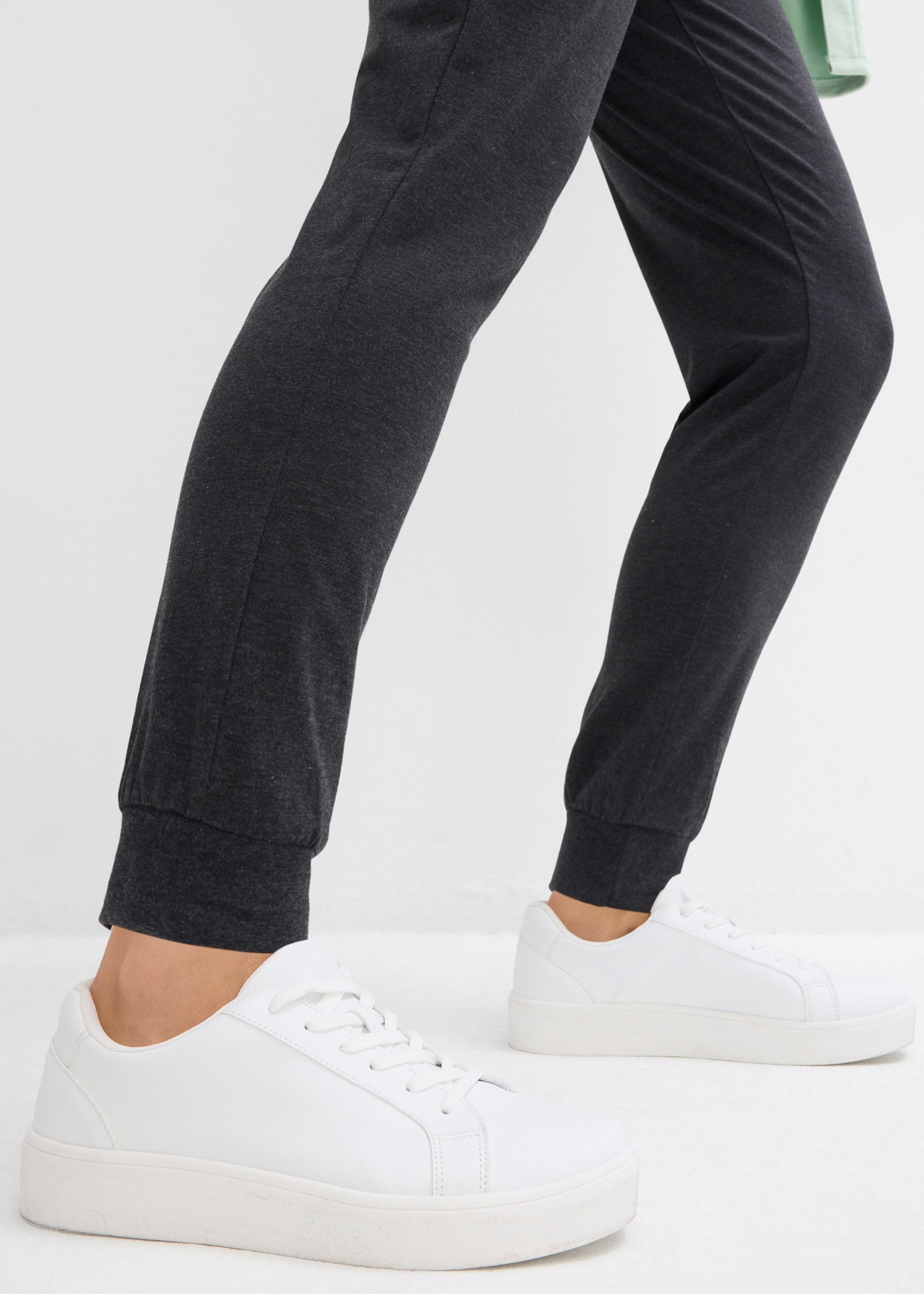 bonprix Pantalon de jogging  aus Stretch-Material, lockere Passform, für Frühjahr und Sommer
