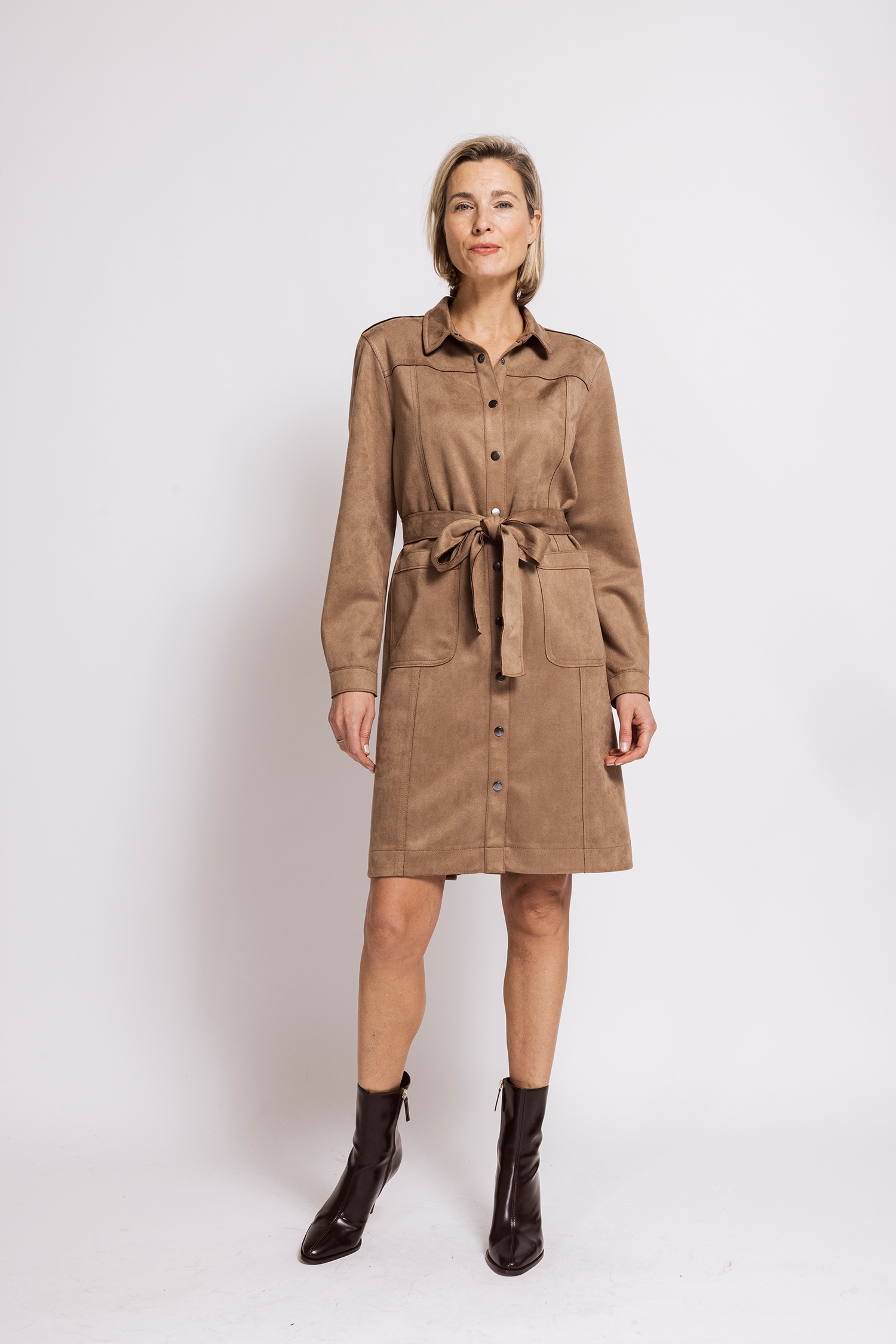 Zhrill Hemdblusenkleid »ADENI« aufgesetzte Taschen Velours-Optik, unifarben, mit Bindegürtel