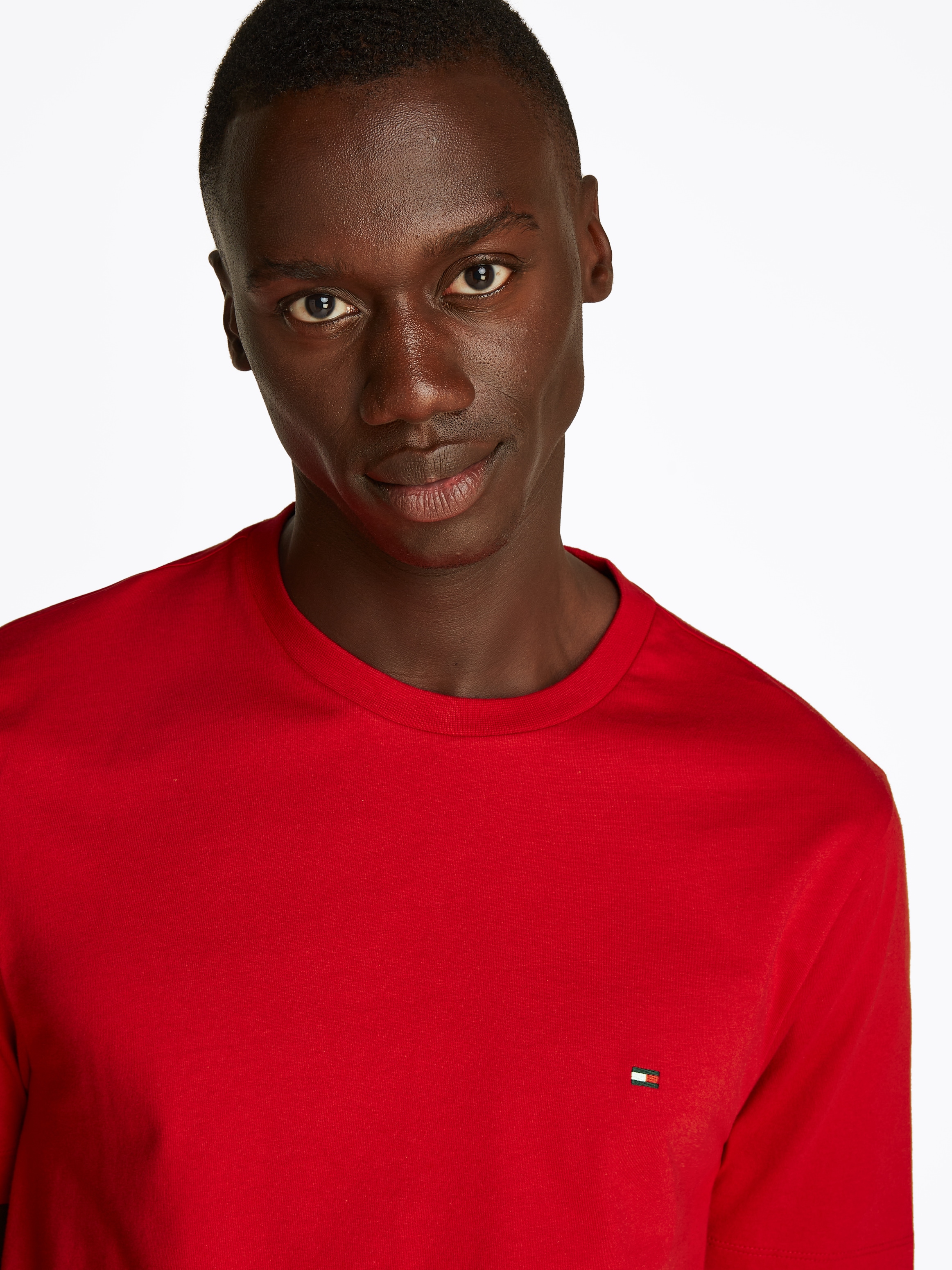 Tommy Hilfiger T-shirt »ESSENTIAL REG FIT SOLID TEE mit Stickerei und Rundhals« unifarben, casual, regular fit, Baumwolle, Rundhals